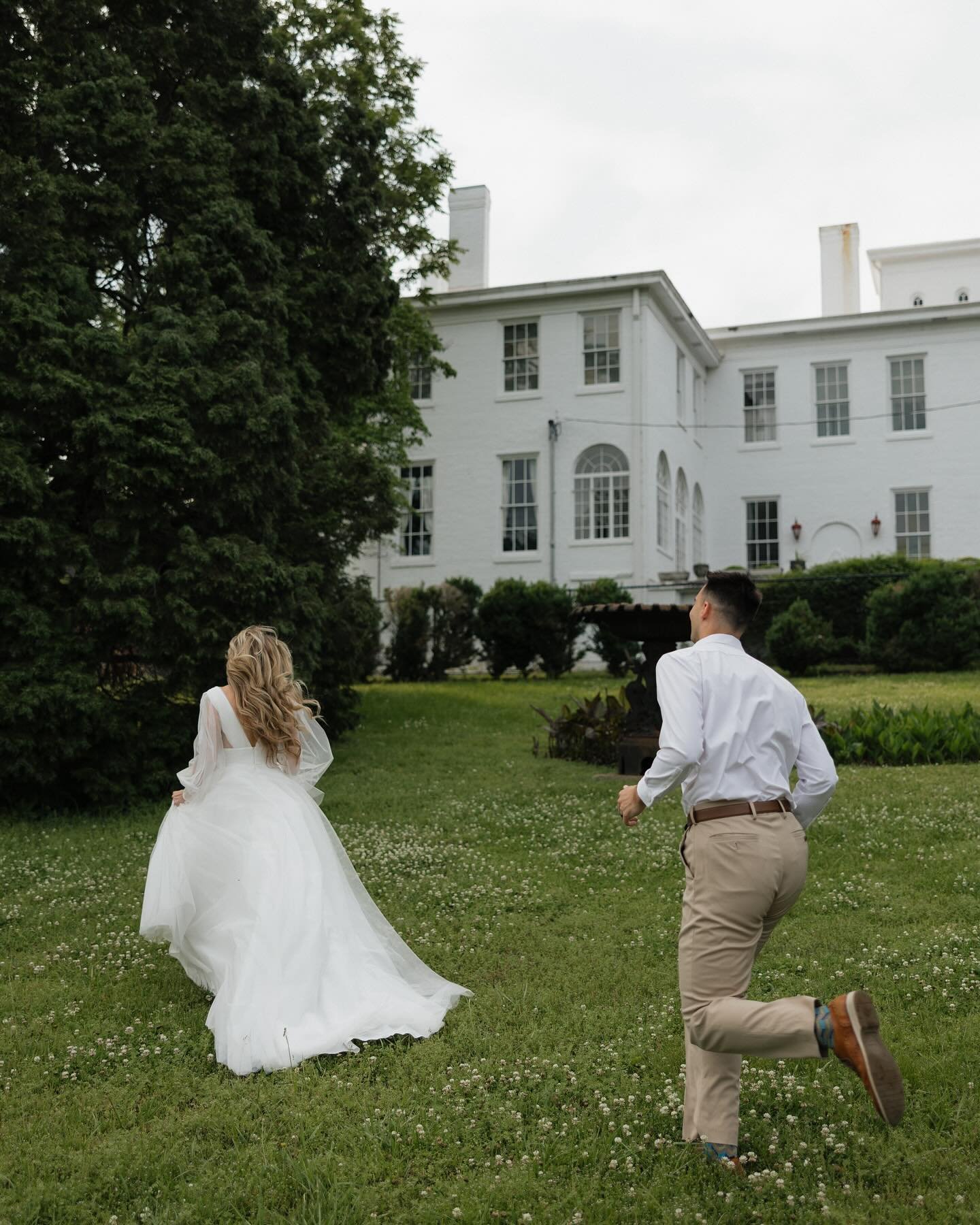 running around with kris &amp; case was like a scene from a movie

venue: @bleakhouse_knox 
dress: @aw.bridal 

use my code savanah15 @aw.bridal for 15% site wide! 

#eastcoastweddingphotographer #tennesseeweddingphotographer #authenticlovemag #knoxv