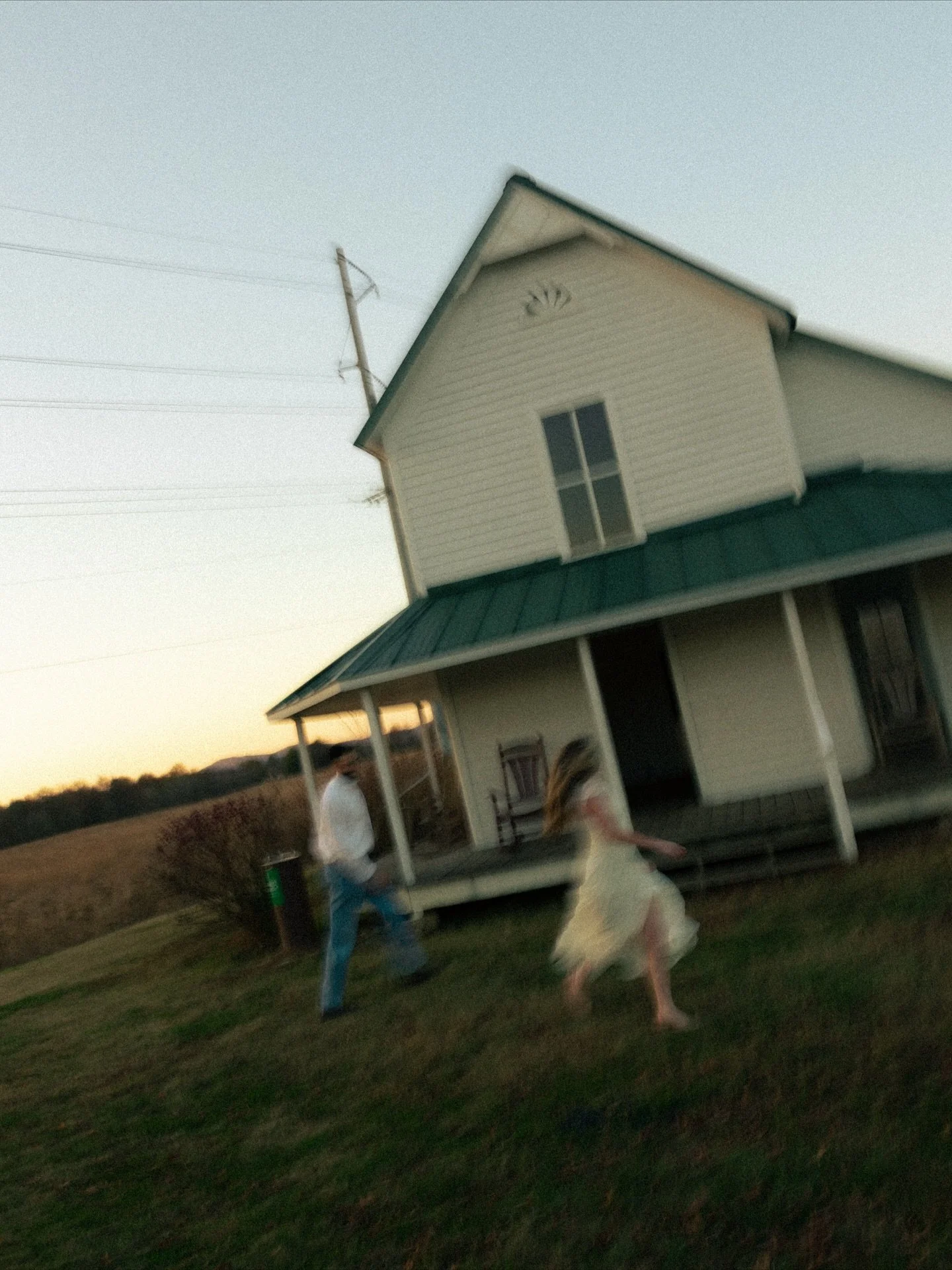 k + j + a little white house 🤍

#cinematicphotographer #authenticlovemagazine @authenticlovemag #engagementsession #couplesengagement #storytellingphotographer #tennesseephotographer #eastcoastphotographer #tnphotographer @inspir.mag @dirtybootsandm