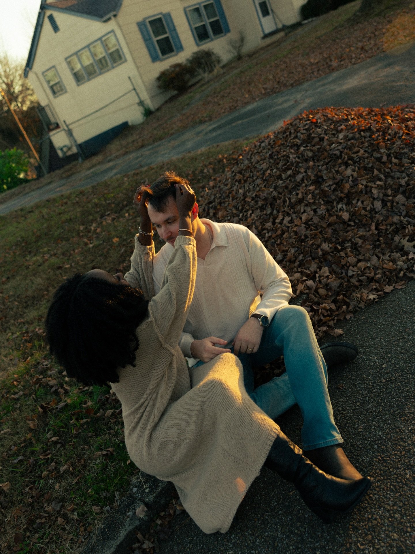 m + c running around the neighborhood and dancing in the kitchen 🎄

#couplesphotographer #tennesseephotographer #tnphotographer #cinematicphotographer #storytellingphotographer
