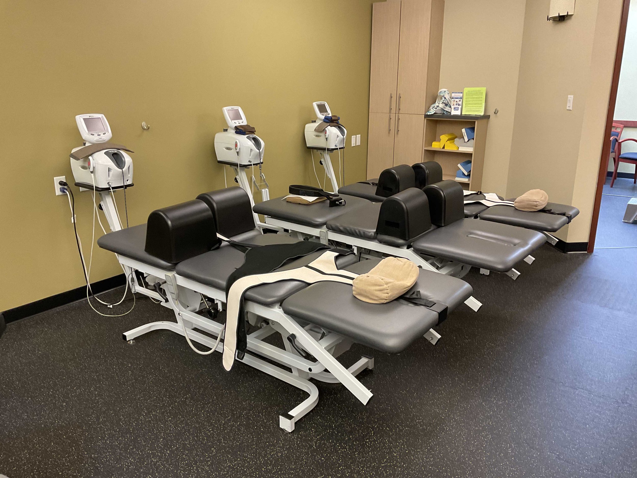 Non-manual Lower back Decompression Help with Lower back pain, Sciatica, Numbness and tingling in the upper and lower body, Neuropathy 脊椎治療頸腰痛神經問題