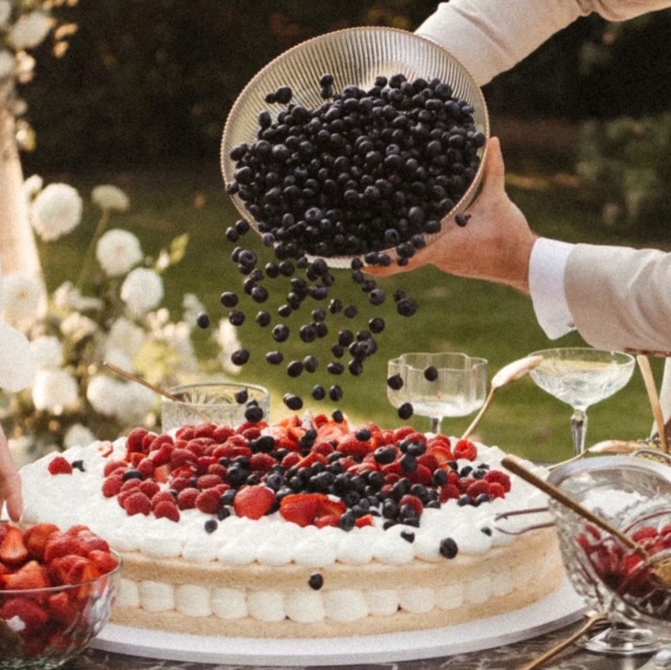 Cake idea for the summer couples in 2027!! 
Where my berry people at??? 

The perfect wedding dessert in warm season!!