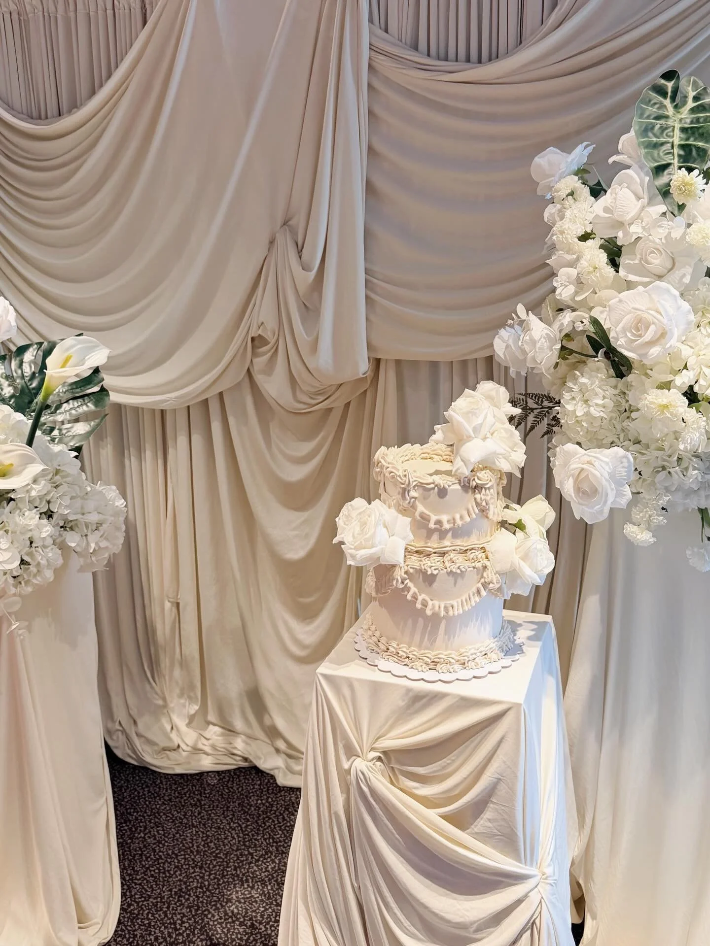 Beauty alone! ♡
.
.
.
.
.
.
Wedding cake @cheskabakes_ 
Styling, Florals,
Drapery installed by @justsimplyloving