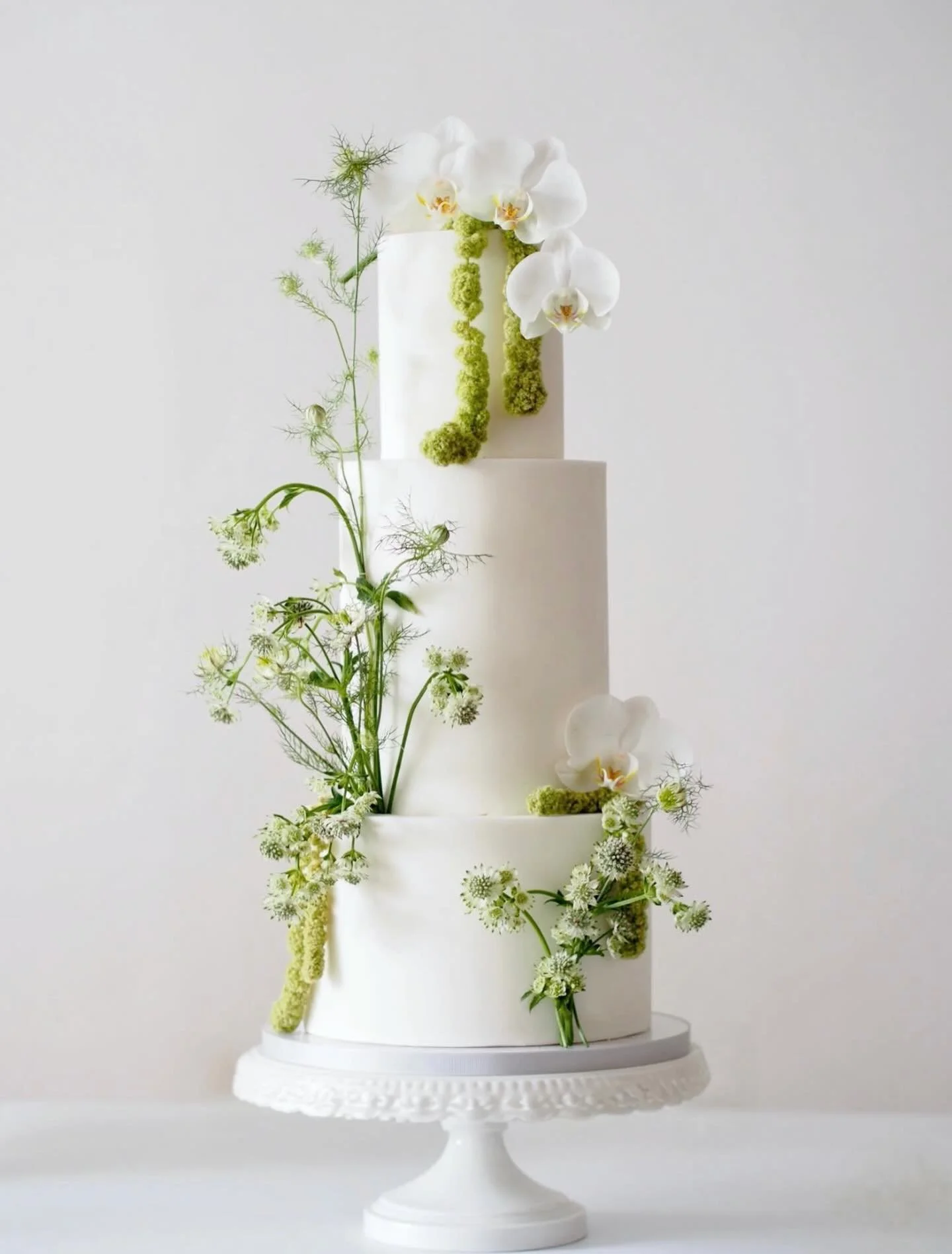So In l ♡ v e with this wedding cake. ♡