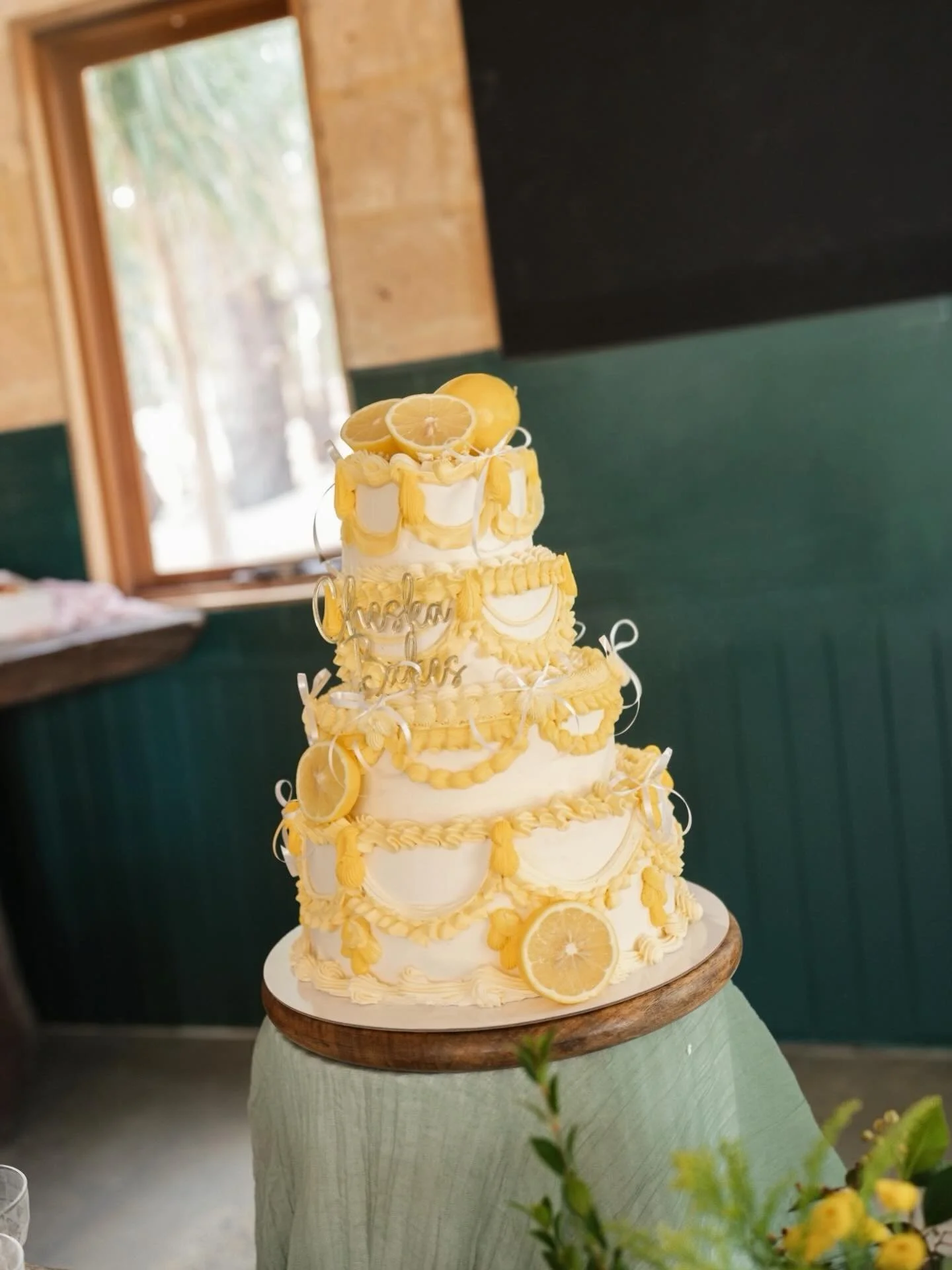 For the citrus lover, this cake is for you 💍🍋

#perth #perthwedding #perthcakes #wedding #weddingcakes