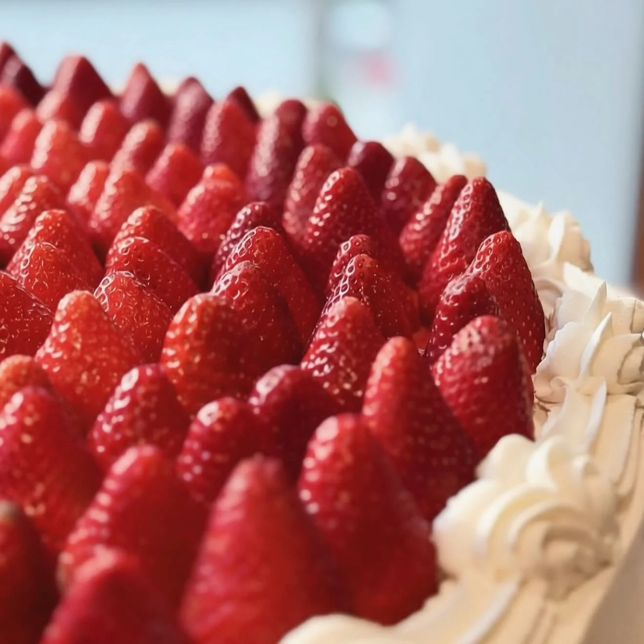Who won&rsquo;t love a classic strawberry shortcake! ♡
What a dreamy cake for the strawberry lovers!