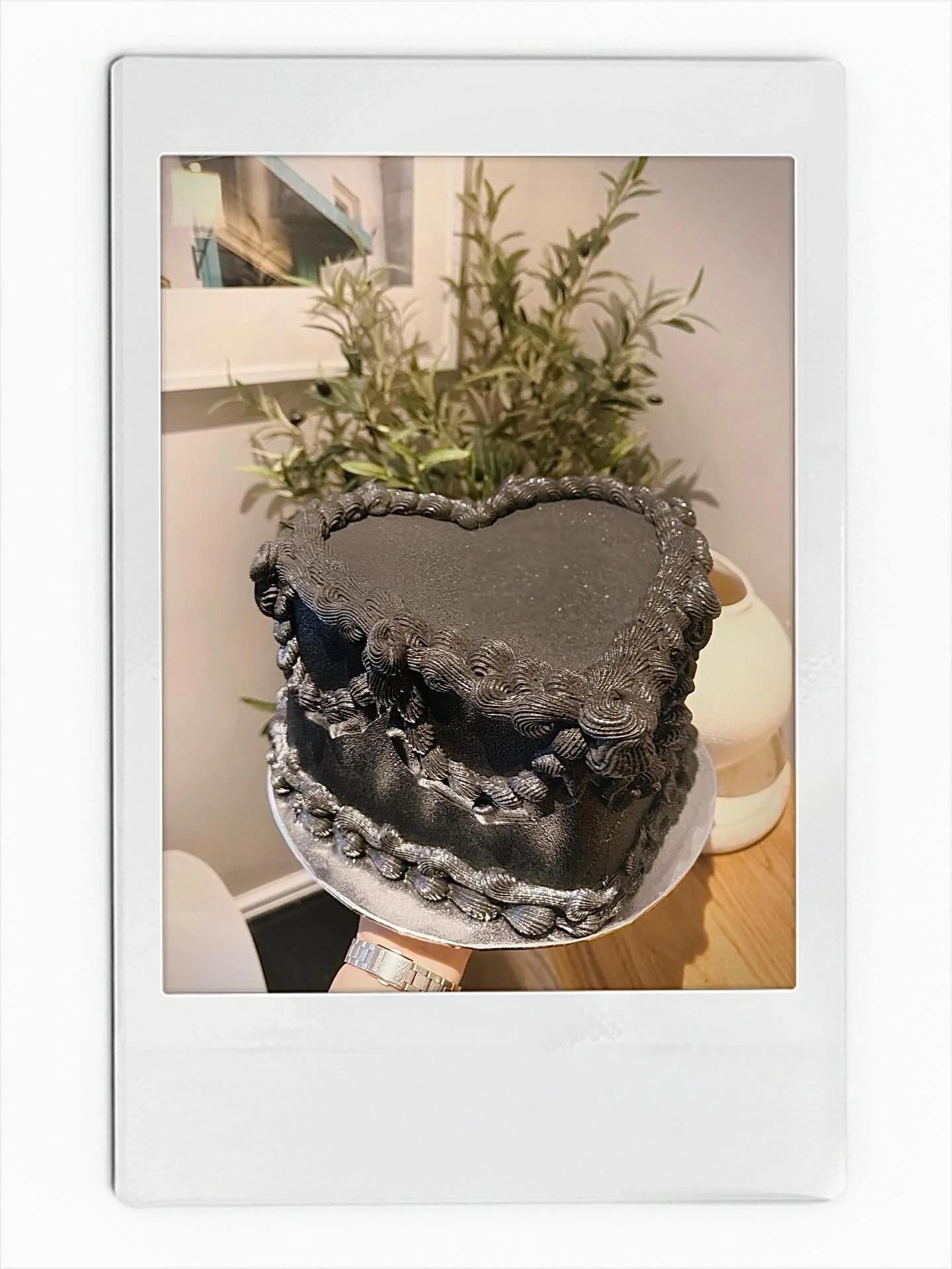 This beautiful 🖤 cake for a lovely lady turning 30!