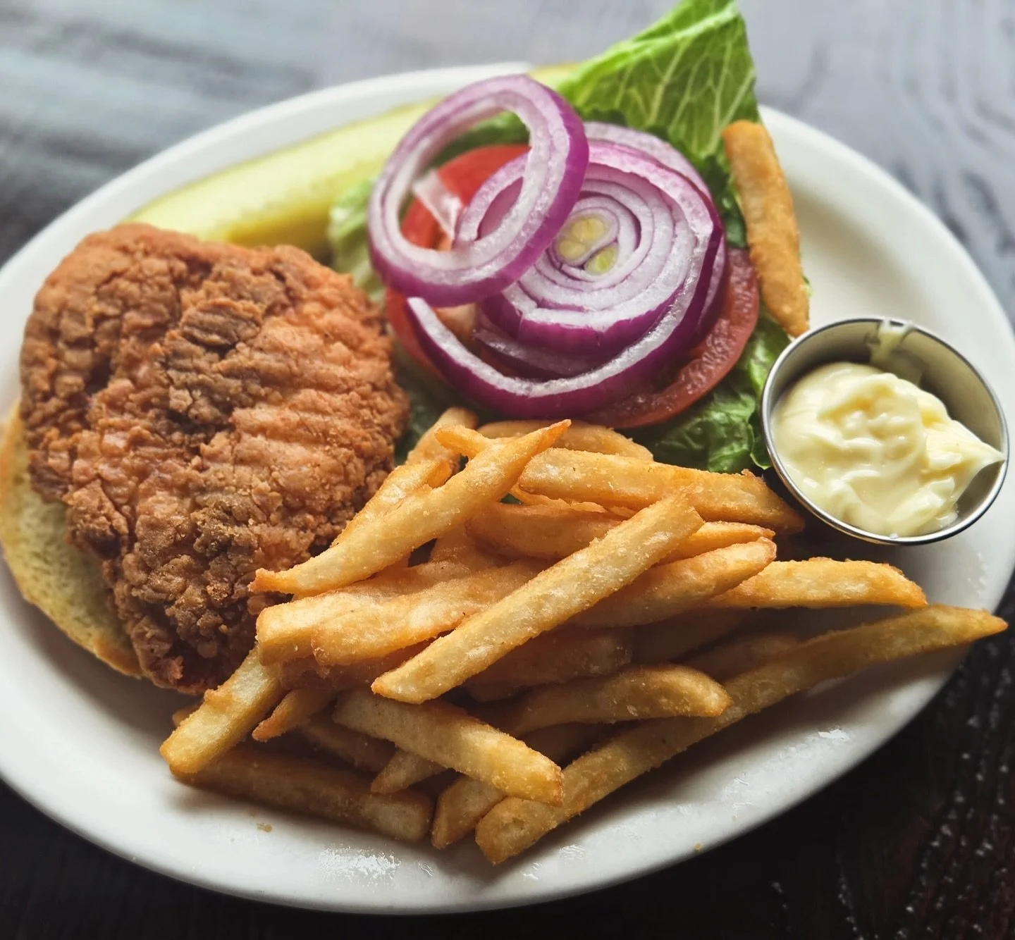 Crispy, golden, and made just right 🍗✨ 

Our crispy chicken sandwich is stacked with fresh lettuce, juicy tomato, onion, and creamy mayo &mdash; served up with a side of our delicious fries 🍟 

We&rsquo;re open for dinner until 8 PM &mdash; come se
