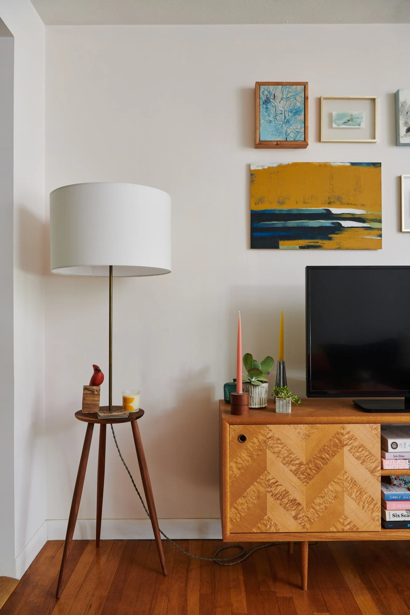 livingroom-decor-lamp-credenza-maine.jpg
