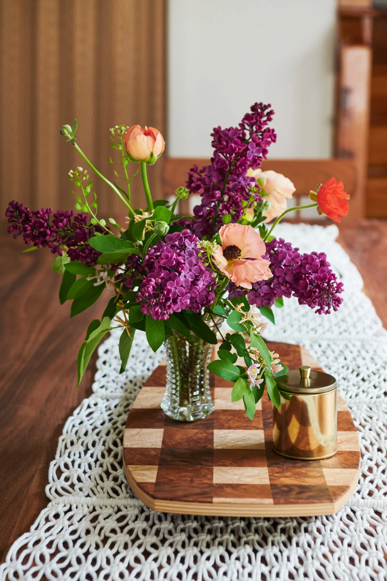 checkered-wooden-tray-flowers.jpg