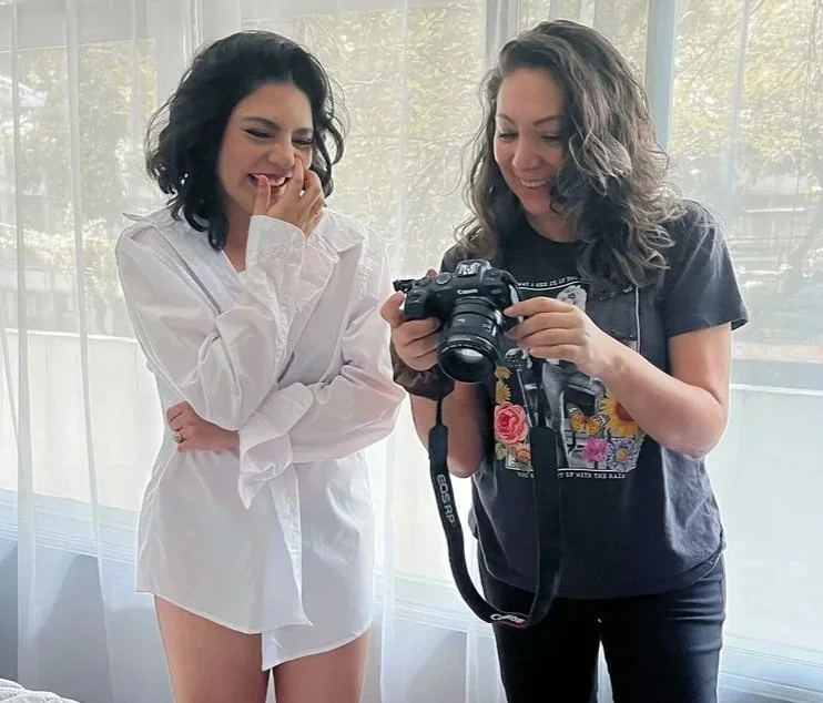 Dos mujeres riendo en una sesión boudoir en la ciudad de México