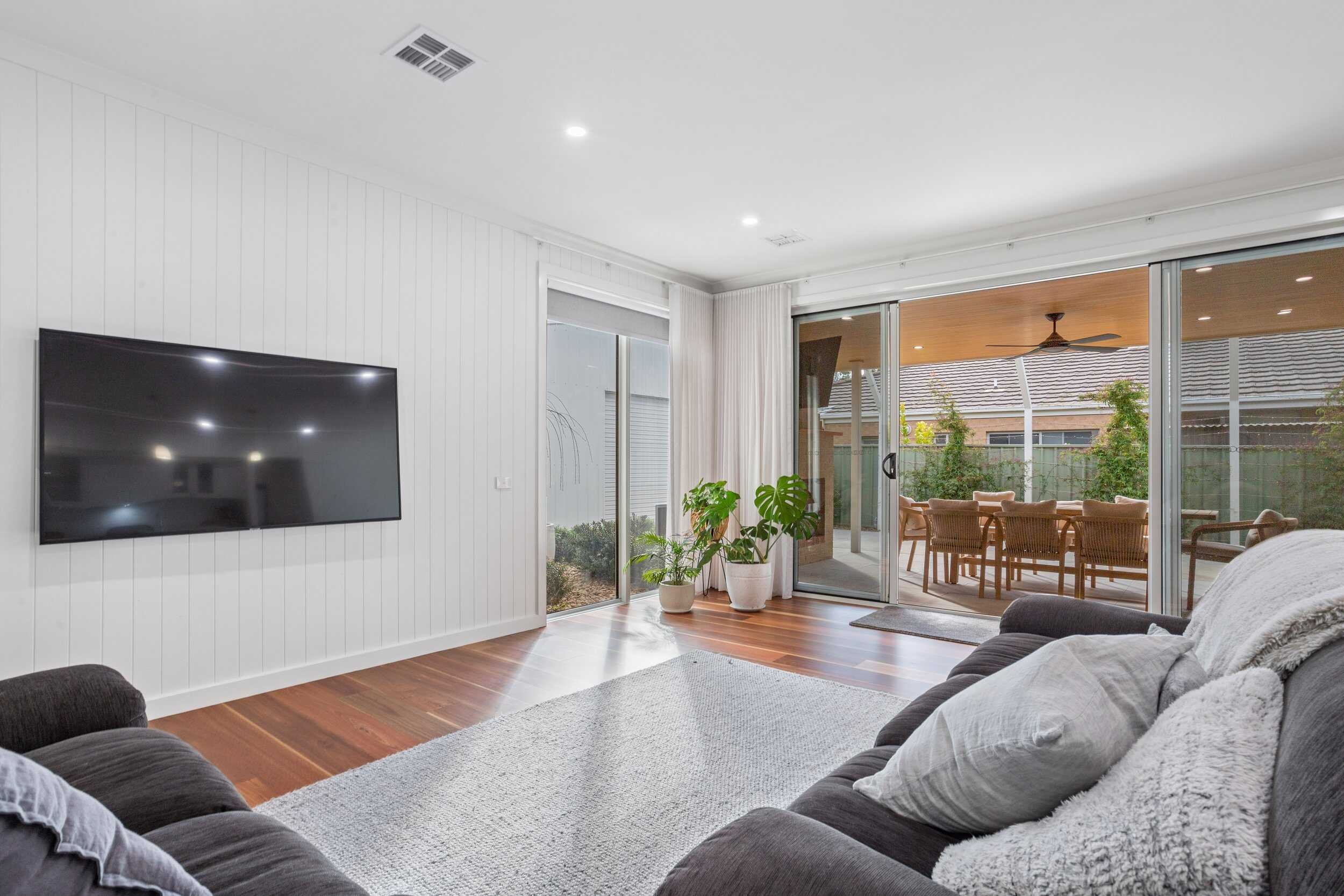 marnie-road-living-room-to-alfresco-bendigo-amw-builders.JPG