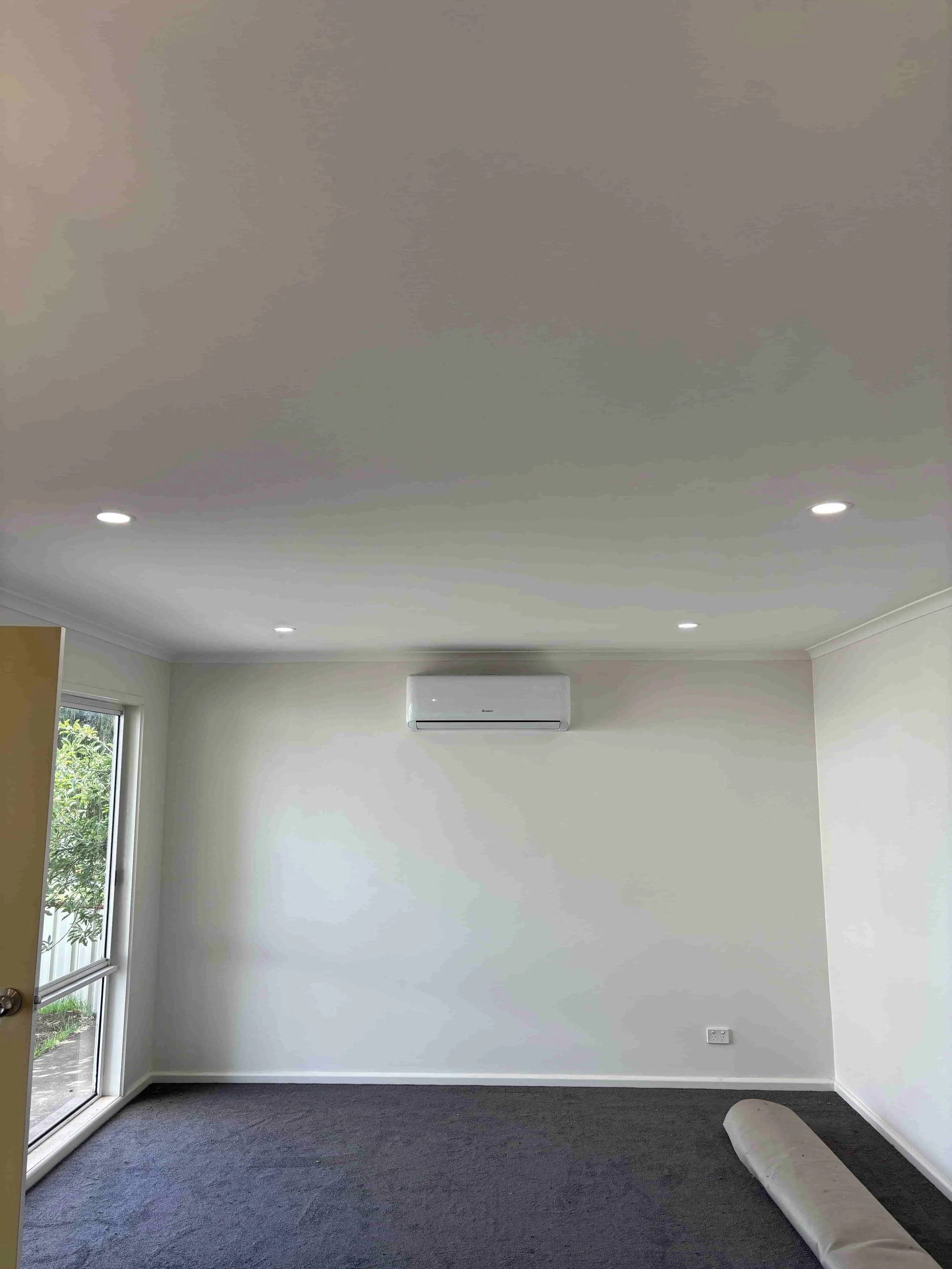 Updated living area in Hargreaves Street Bendigo renovation with new carpet, lighting, and split system installation by AMW Builders