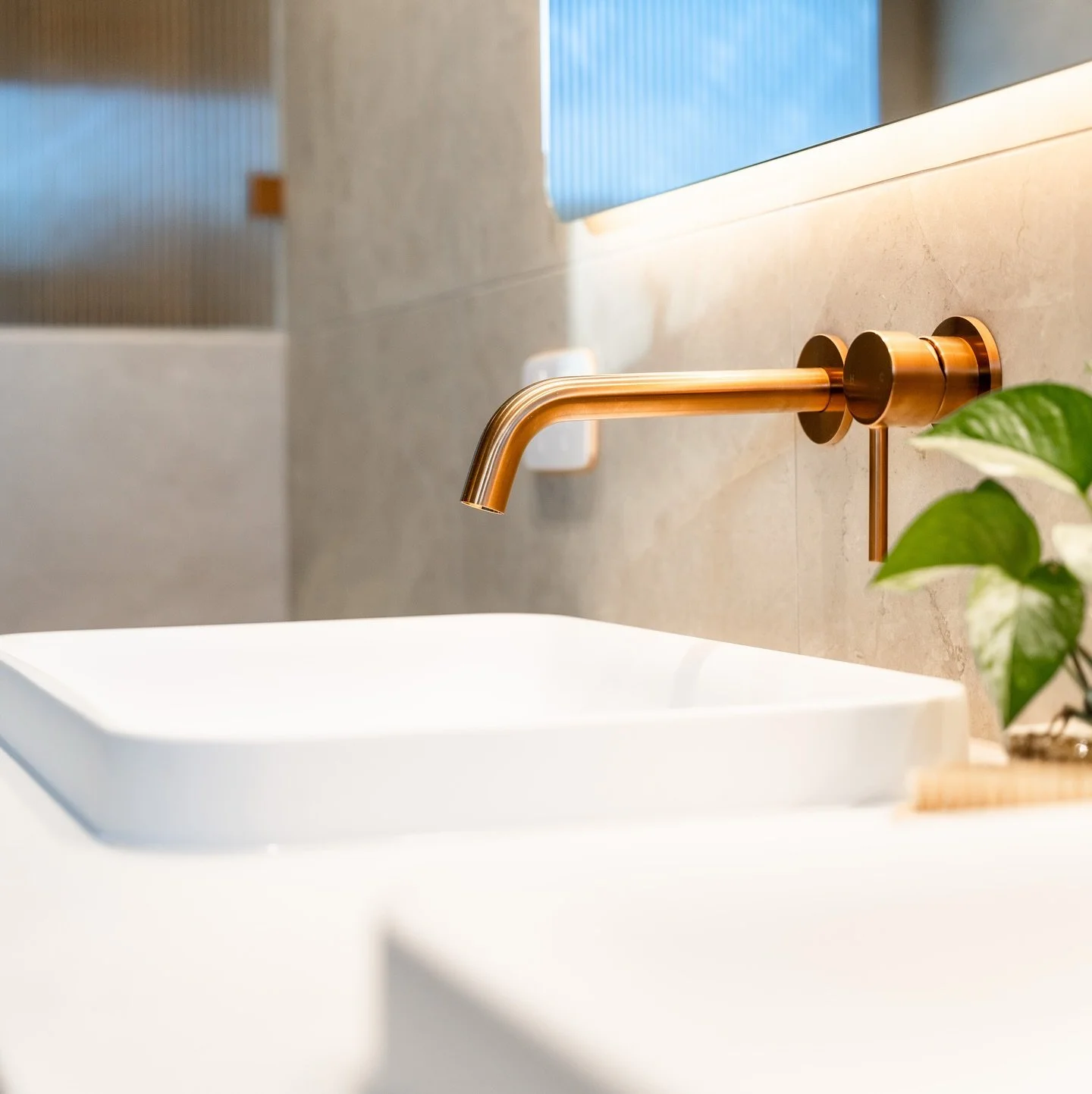 FORDE

Just like that Coldplay couple we believe in dramatic transformations.

Our Forde master suite complete with ABI Brushed copper and Ballina Ivory stone look tiles. This space now has a purpose 🧼