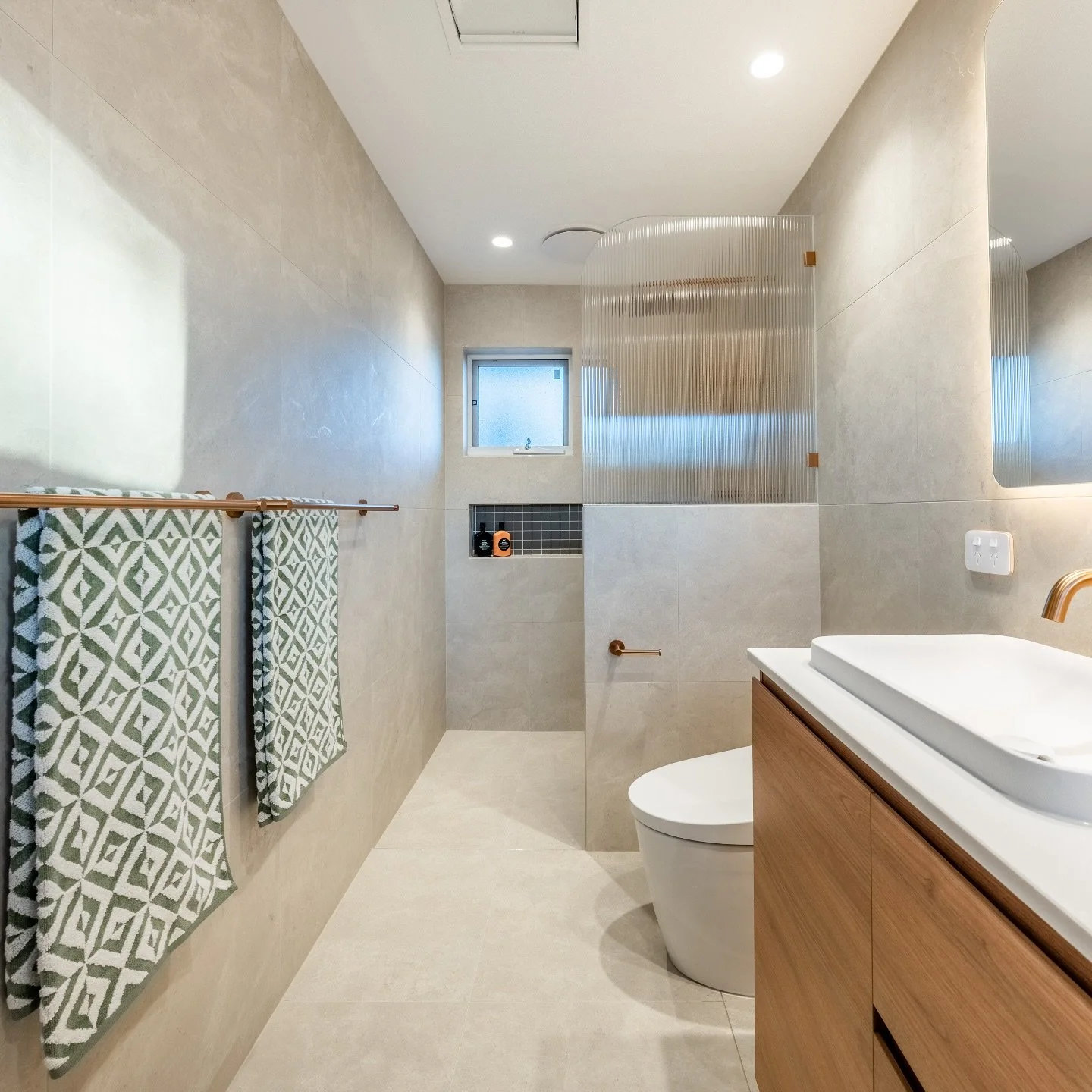 Fluted glass completing this elegant master suite! ✨ 

#building #renovation #canberrarenovations #design #abiinteriors #brushedcopper #fluted #aesthetics