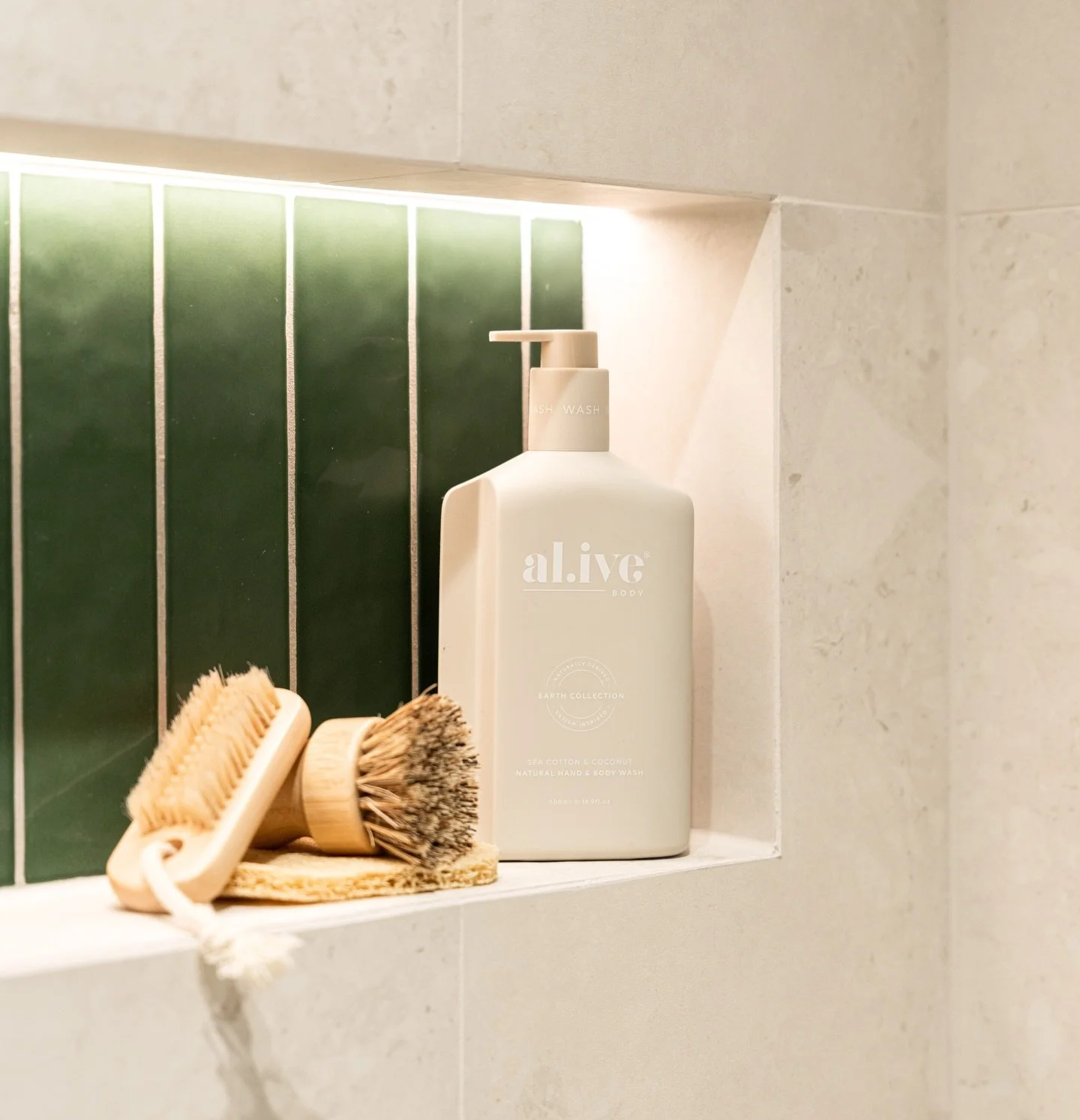 Epoxy mitres and fresh green subways for your Friday! 💚🍃

#renovations #g6concepts #bathroom #design #tiling