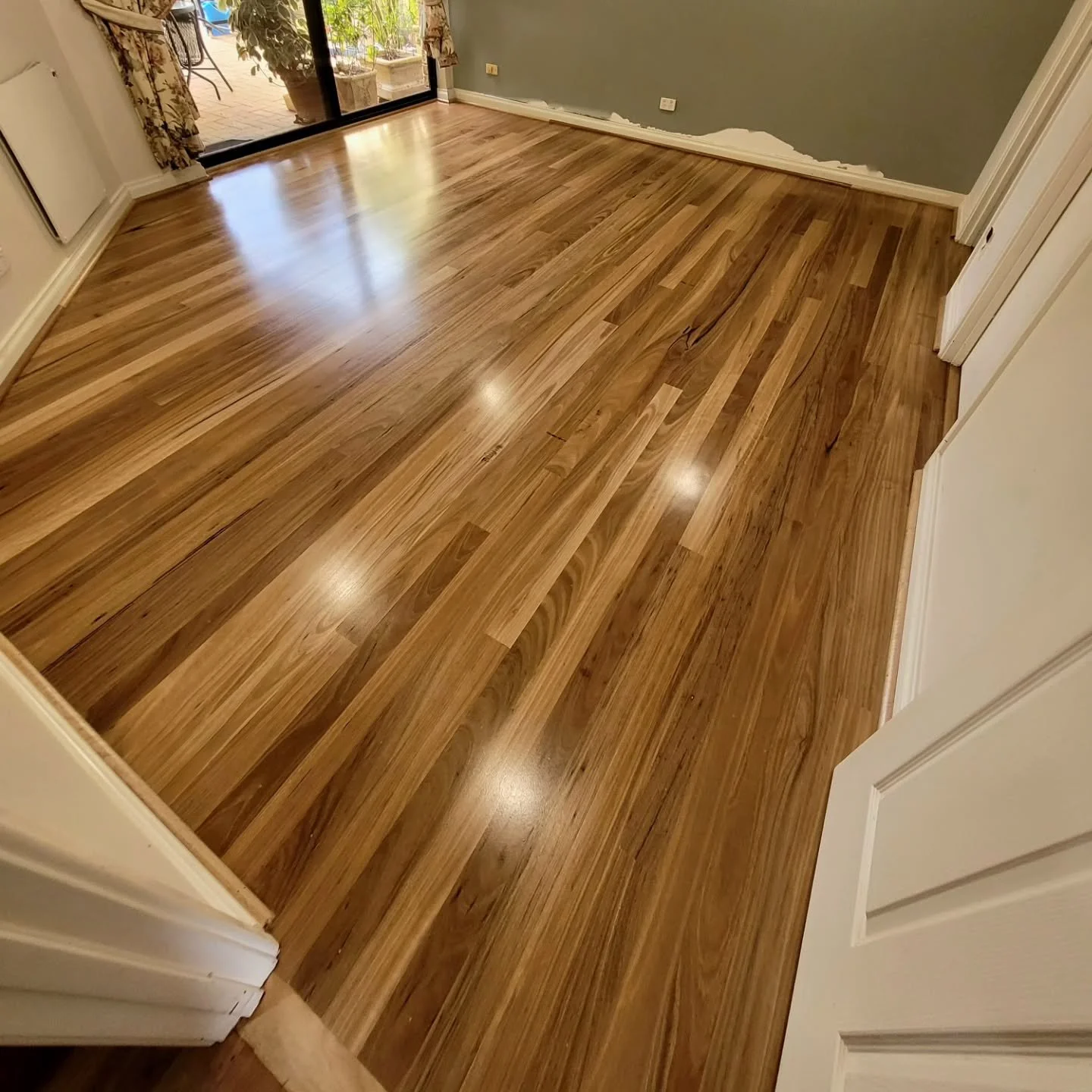 Our Client decided it was time to extend their Existing Solid Blackbutt and gave us a Call! 

Swipe 👉 for some Project Photos

To Complete this Project, we:

💥 Supplied and Applied @siegeladhesives Vapour Moisture Barrier to the Concrete Subfloor

