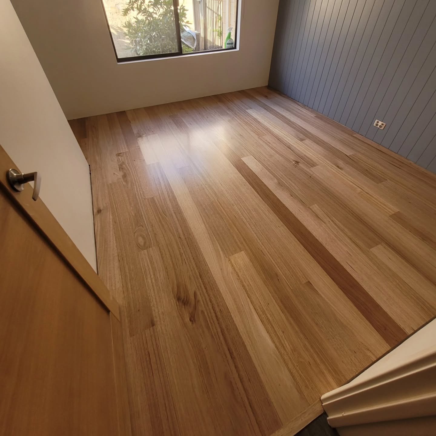 One of our Valued Return Clients decided to replace their Existing Carpet 🤢 with our Solid Tasmanian 133 x 12 Prime Grade! 

Swipe 👉 for some Project Photos

To complete this Project, we:

💥 Diamond Ground the Concrete Subfloor to Reduce High Spot