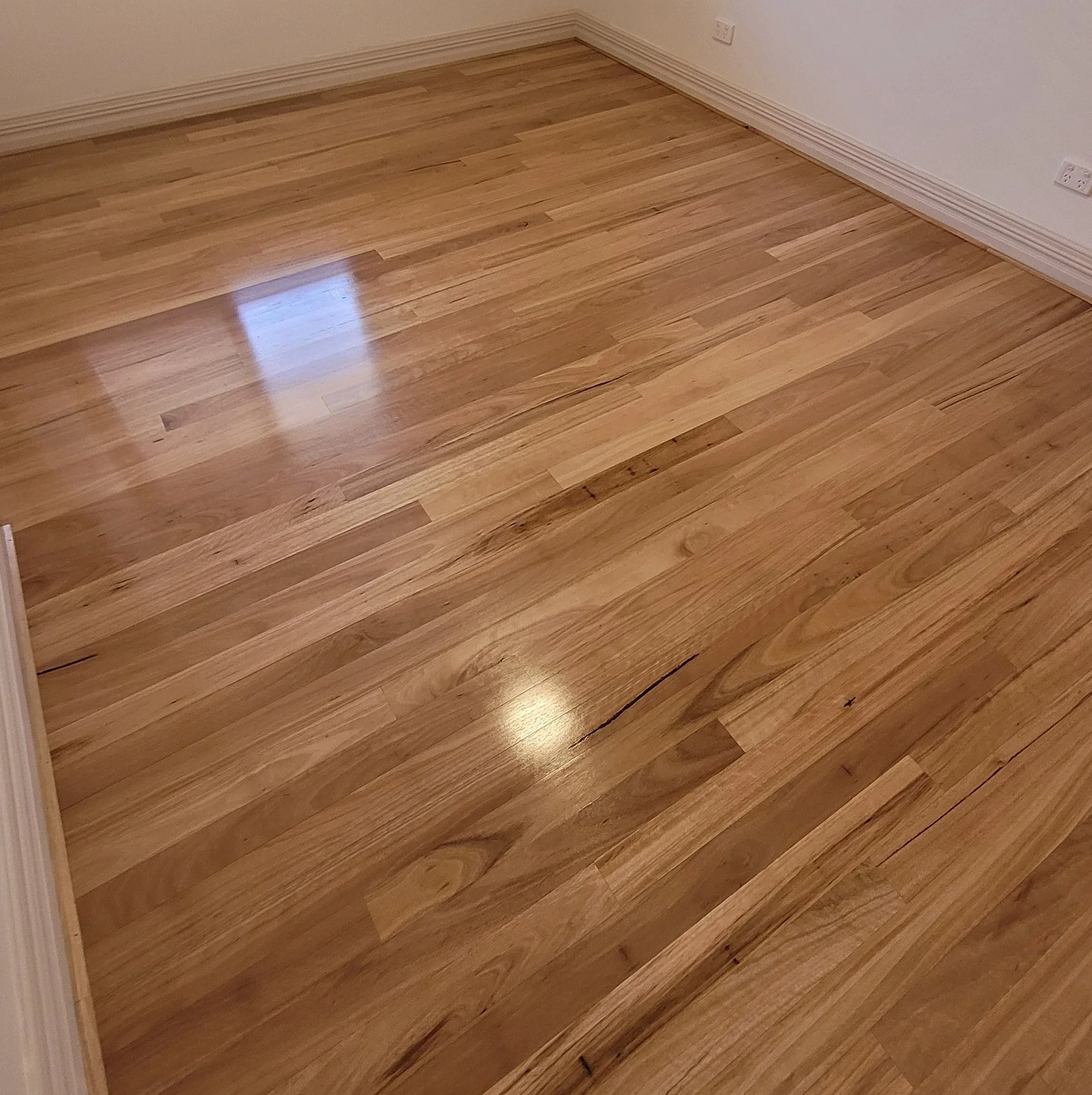 Our Client decided it was time to remove their Old Carpet 🤢 and Extend their Existing Solid Blackbutt 😍

Swipe 👉 for some Project Photos

To complete this Project, we:

💥 Removed the Existing Carpet and Diamond Ground the Concrete Subfloor

💥 Su