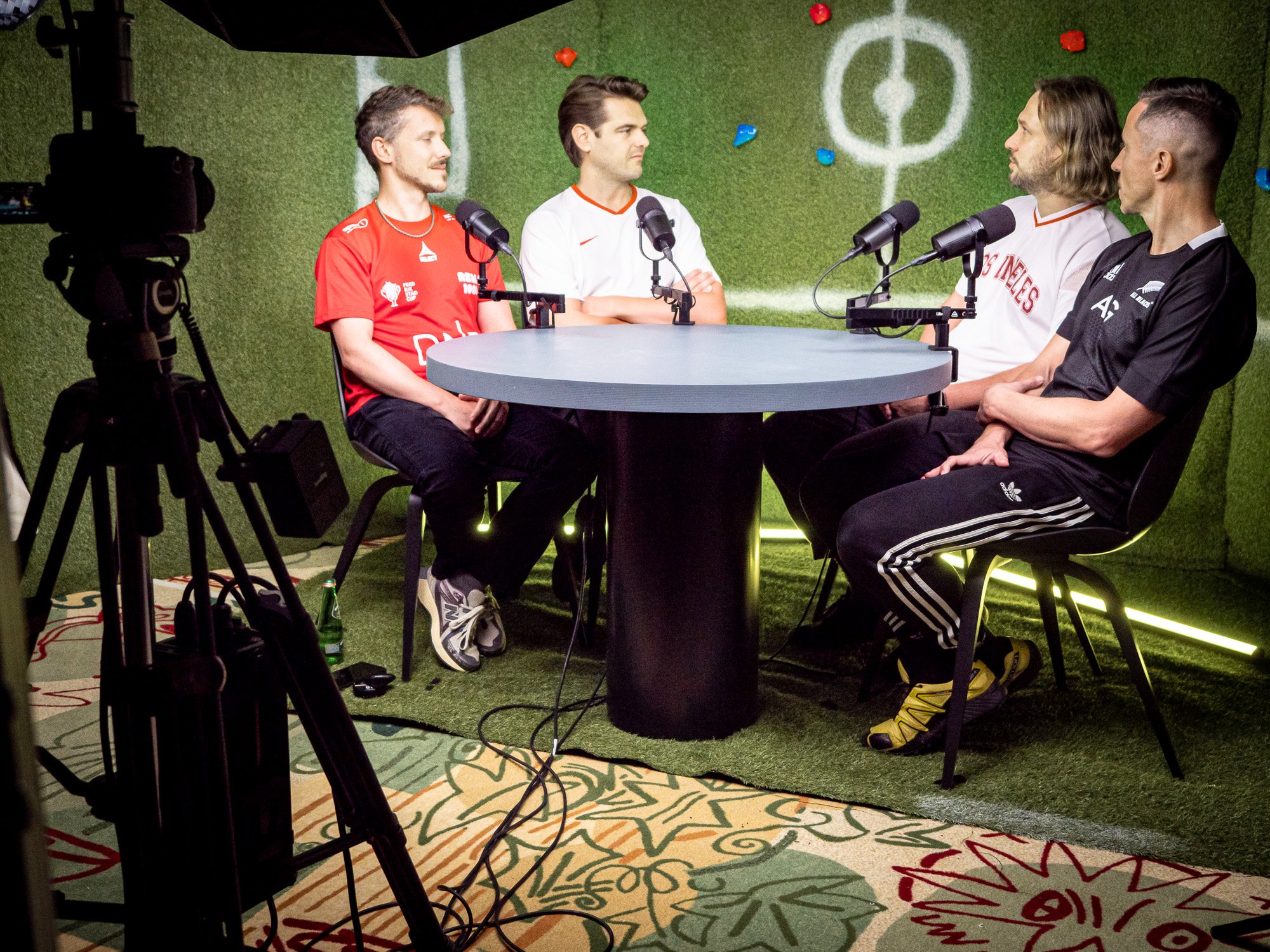 Piotr Maciaszek, Karol Pasternak z NOKE i Paweł Garus oraz Jerzy Woźniak z Mode:lina podczas realizacji podcastu z Grain Films