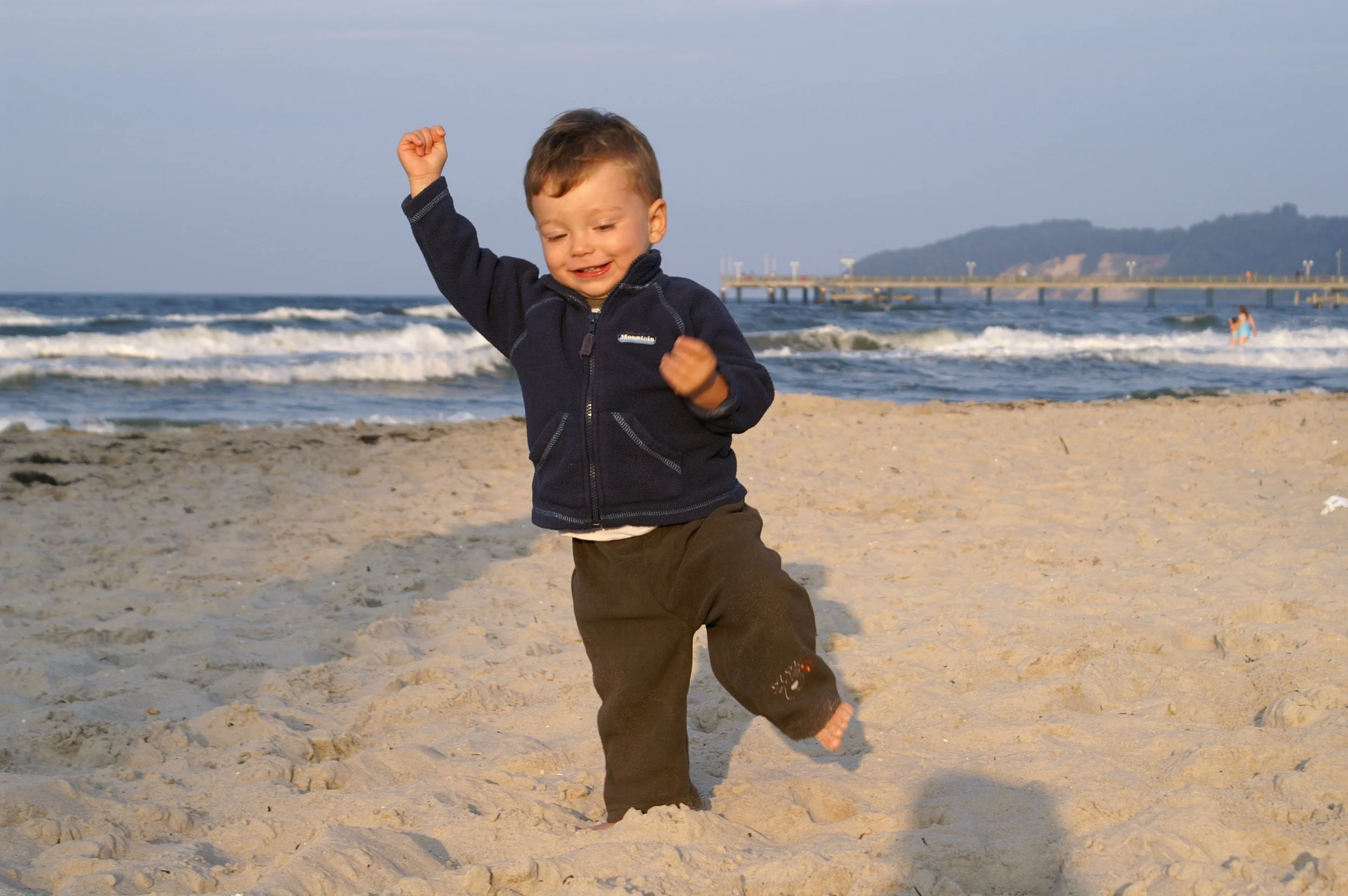 Übersicht der Meilensteine der Entwicklung von Geburt bis zum Laufen
