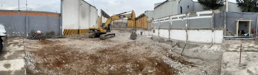 Demolicion con maquinaria de bodegas.jpg