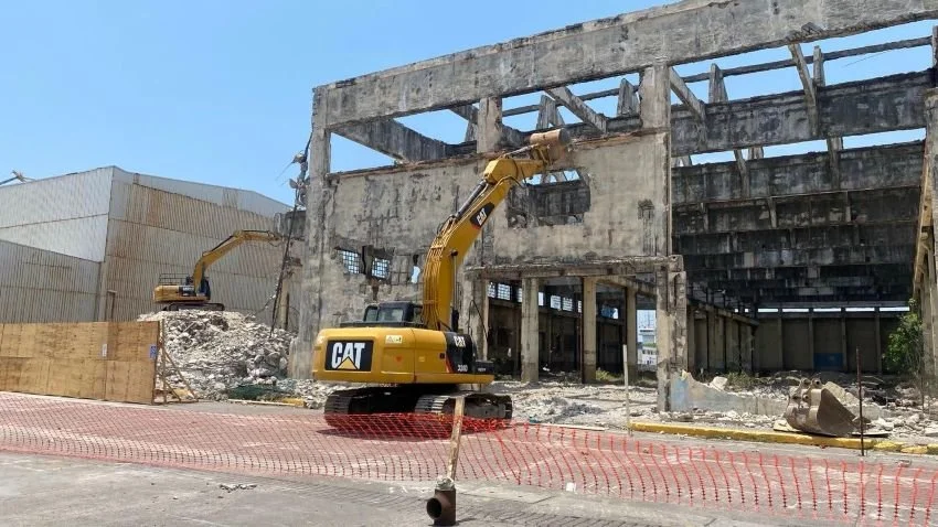 Demolicion de fachdas con maquinaria