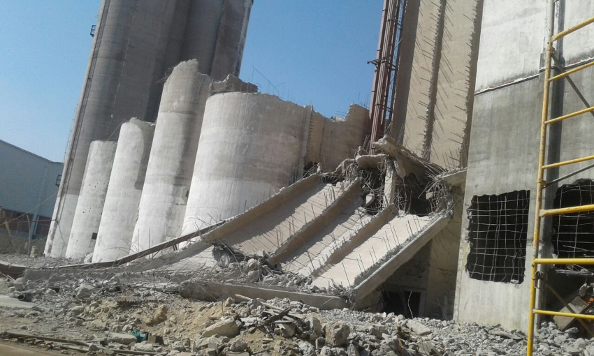 Concreto derrumbado y estructuras de mantenimiento en un edificio en construcción o reparación