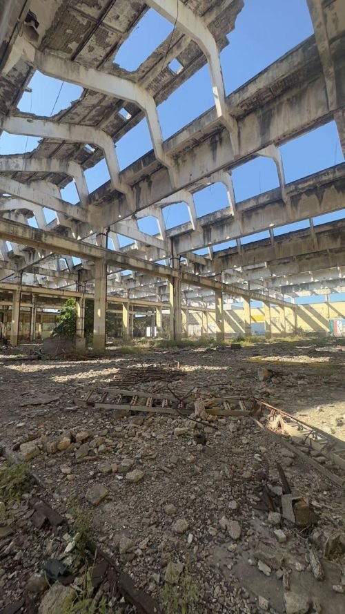 Demoler unos hangares