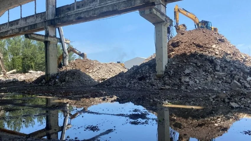 Demoliciones de estructuras de concreto, de pisos, de muros, de bardas, de interiores, de edificios, de bodegas