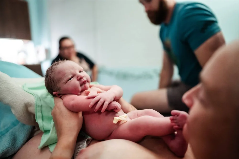 When you finally get that moment to take it all in&mdash;their tiny face, every little wrinkle&mdash;you can&rsquo;t help but marvel at the little person you've been falling in love with for the past nine months. 
.
.
#homebirth #birth #justborn #den