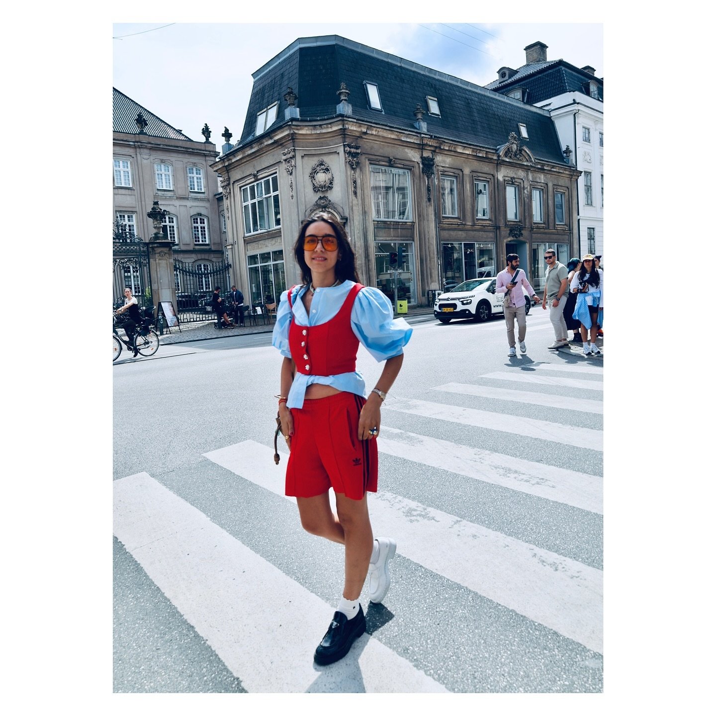 CPHFW &bull; SS25
Copenhague Fashion Week &bull; Fashionahgue

1 &bull; Poni&eacute;ndome en onda 

2 &bull; Runshow @hankjobenhavn SS25

3 &bull; Y encontr&eacute; los pantalones Rotate que le vi a alguien por las calles de Copenhague 

4 &bull; Cua