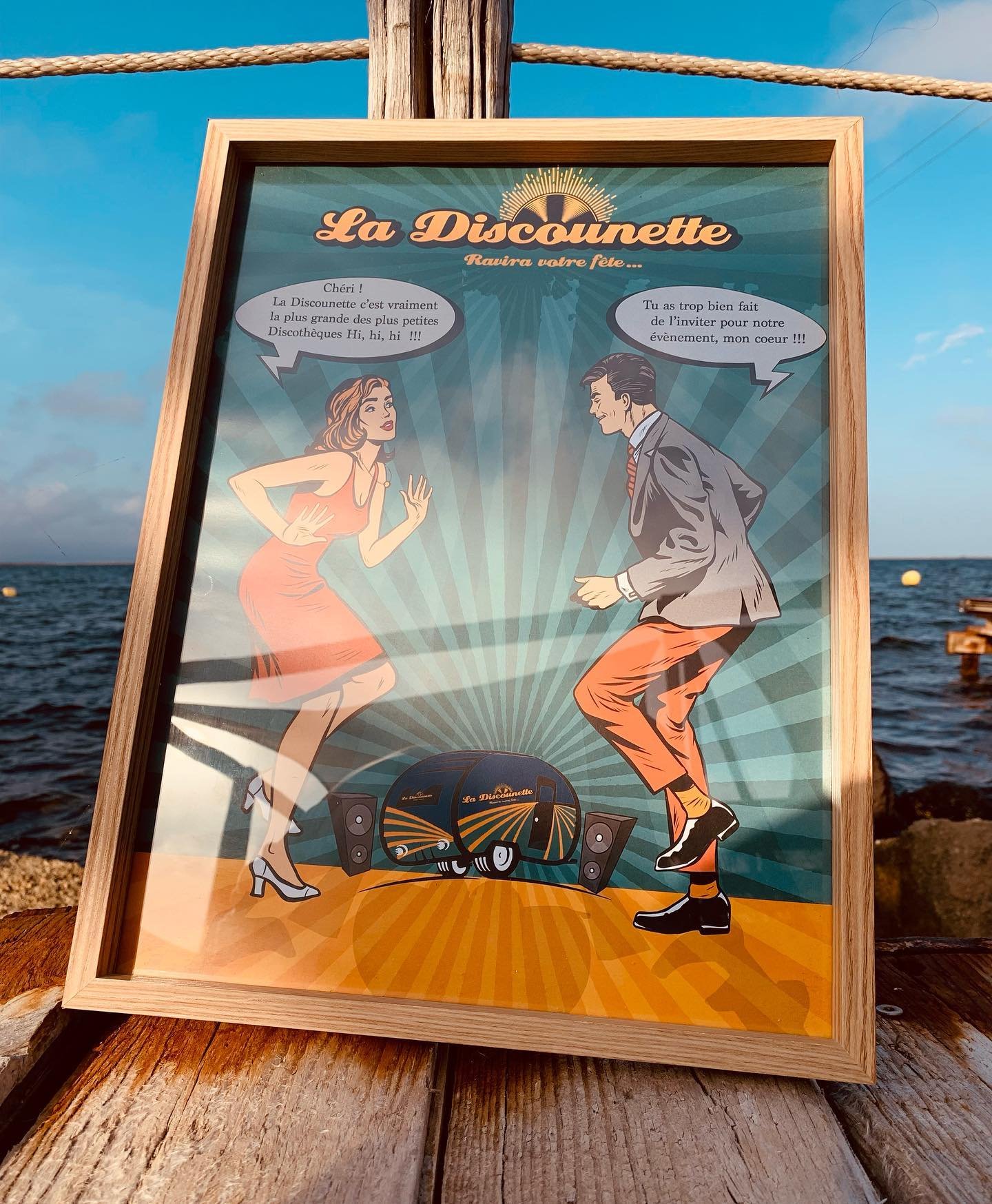 id&eacute;e cadeau ! La discounette s&rsquo;affiche dans votre salon avec ce magnifique cadre en bois format A3.
En vente @kithau ainsi que pendant les sessions mixette de la caravane.
Tarif 35 &euro; avec le cadre