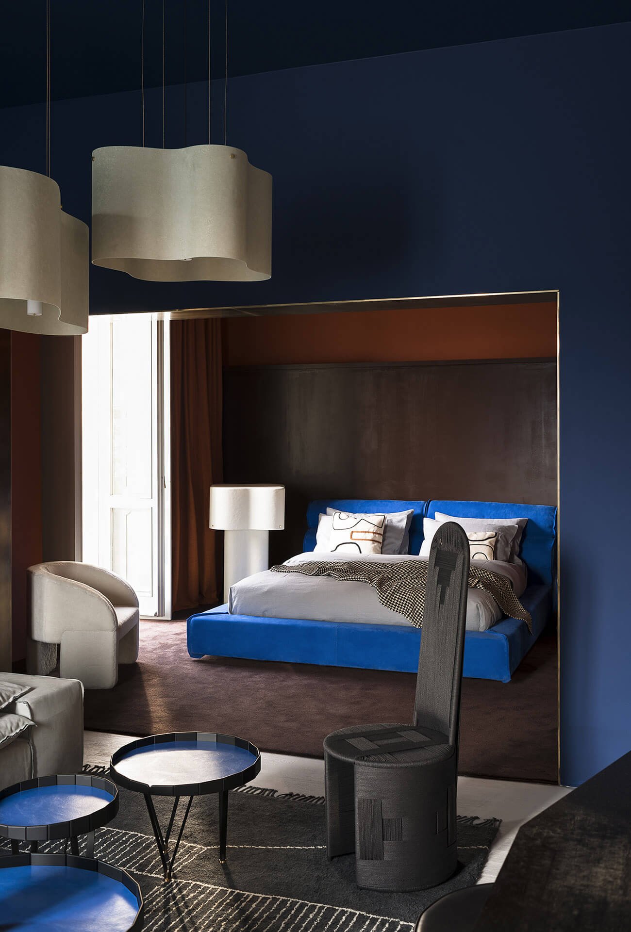 V nadstropju sta dve spalnici z osupljivim razgledom na jezero. V eni je nova postelja Clara, delo oblikovalca Christopha Delcourta, v drugi pa postelja Miami Soft oblikovalke Paole Navone. 