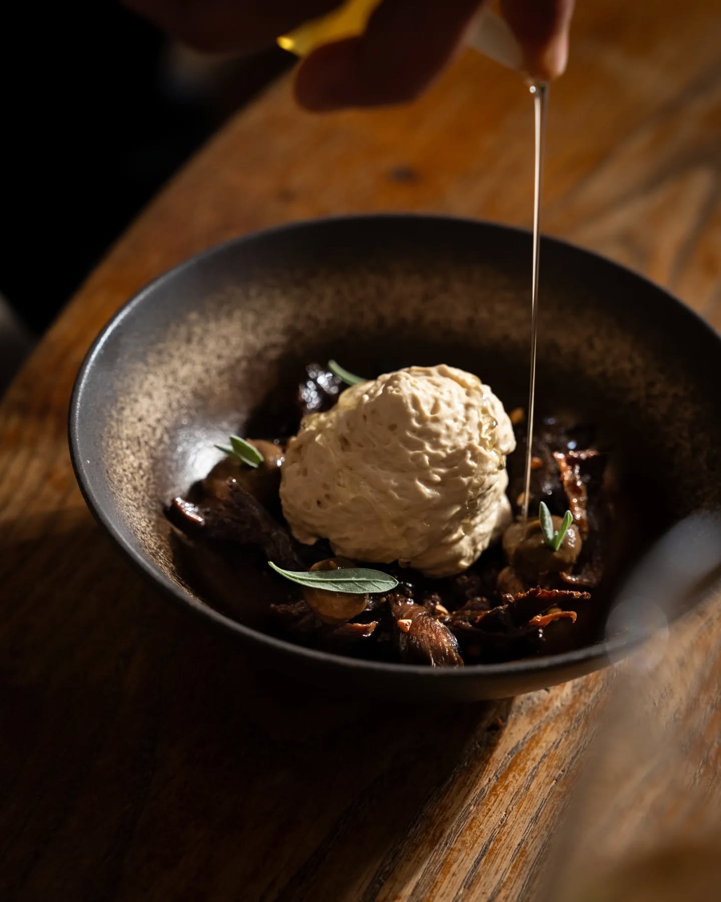 Au d&icirc;ner en ce moment 🥰
Pleurotes snack&eacute;es / Confiture de c&egrave;pes / Cr&egrave;me caf&eacute; / Vinaigre de Banyuls 

📸 @justine.nerini 

#restaurantlyon #onlylyon #bonneadresselyon #vegetarian #foodie #accentu&eacute;