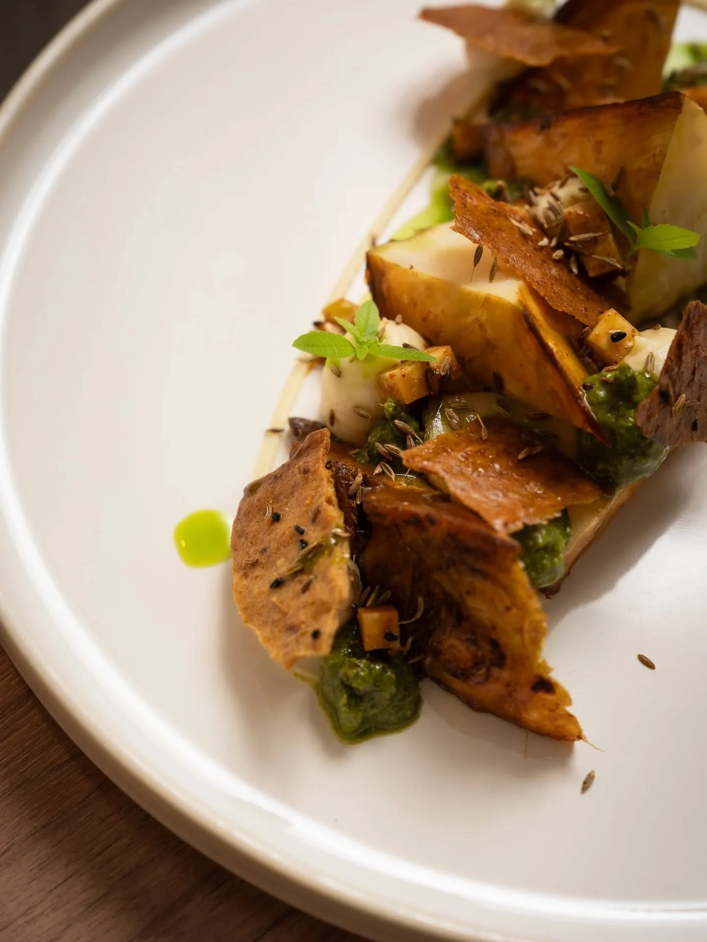 Le plat v&eacute;g&eacute;tarien du D&icirc;ner 🌱 C&eacute;l&eacute;ri rave / Panch Phoron / &Eacute;pinards croustillants / Chutney aux herbes 🌿

📸 @justine.nerini