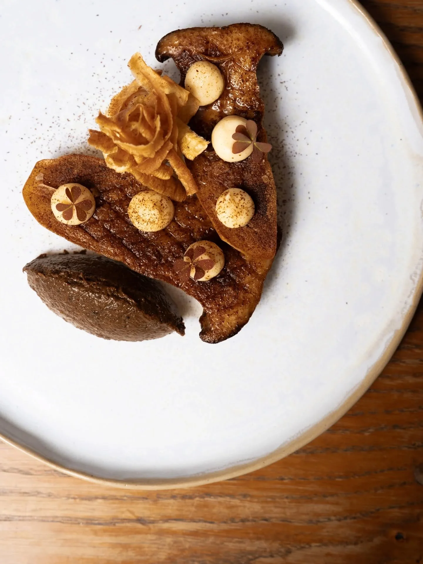 Au d&icirc;ner cet automne : Pleurote de Panicaut / Condiment c&egrave;pes et poivres sauvages / Panais / F&egrave;ves Tonka 🪾

📸 @justine.nerini