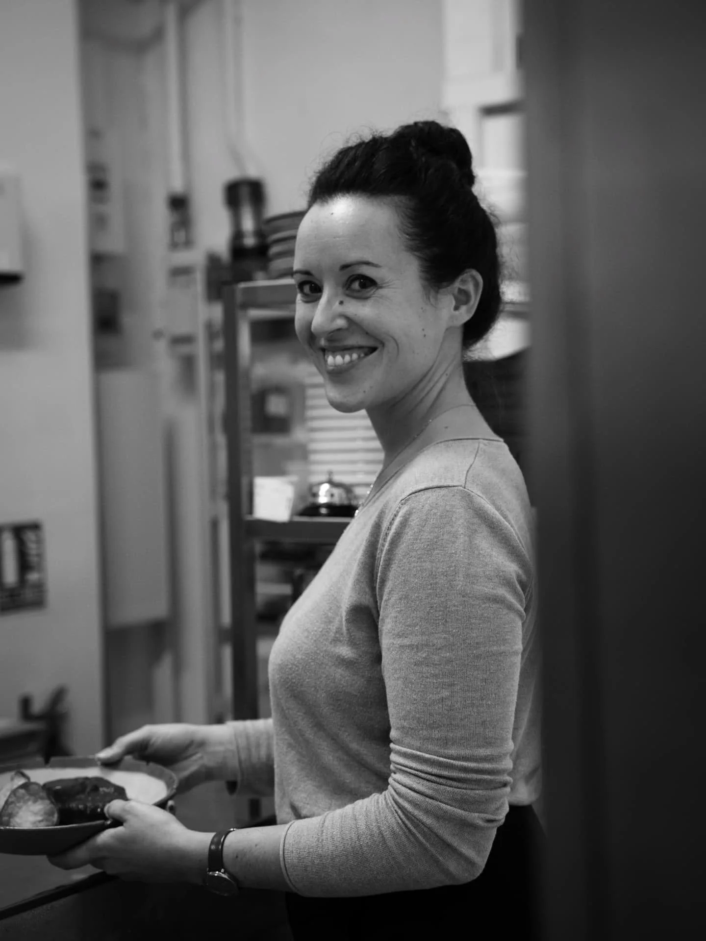 Nous recherchons quelqu'un &agrave; ajouter sur les photos de l'&eacute;quipe 🔪🥄🔥
Quelqu'un qui partage notre passion pour ce m&eacute;tier de fou, pour le bien manger, la cr&eacute;ation, la bonne ambiance et puis surtout :
Mettre tout &ccedil;a 