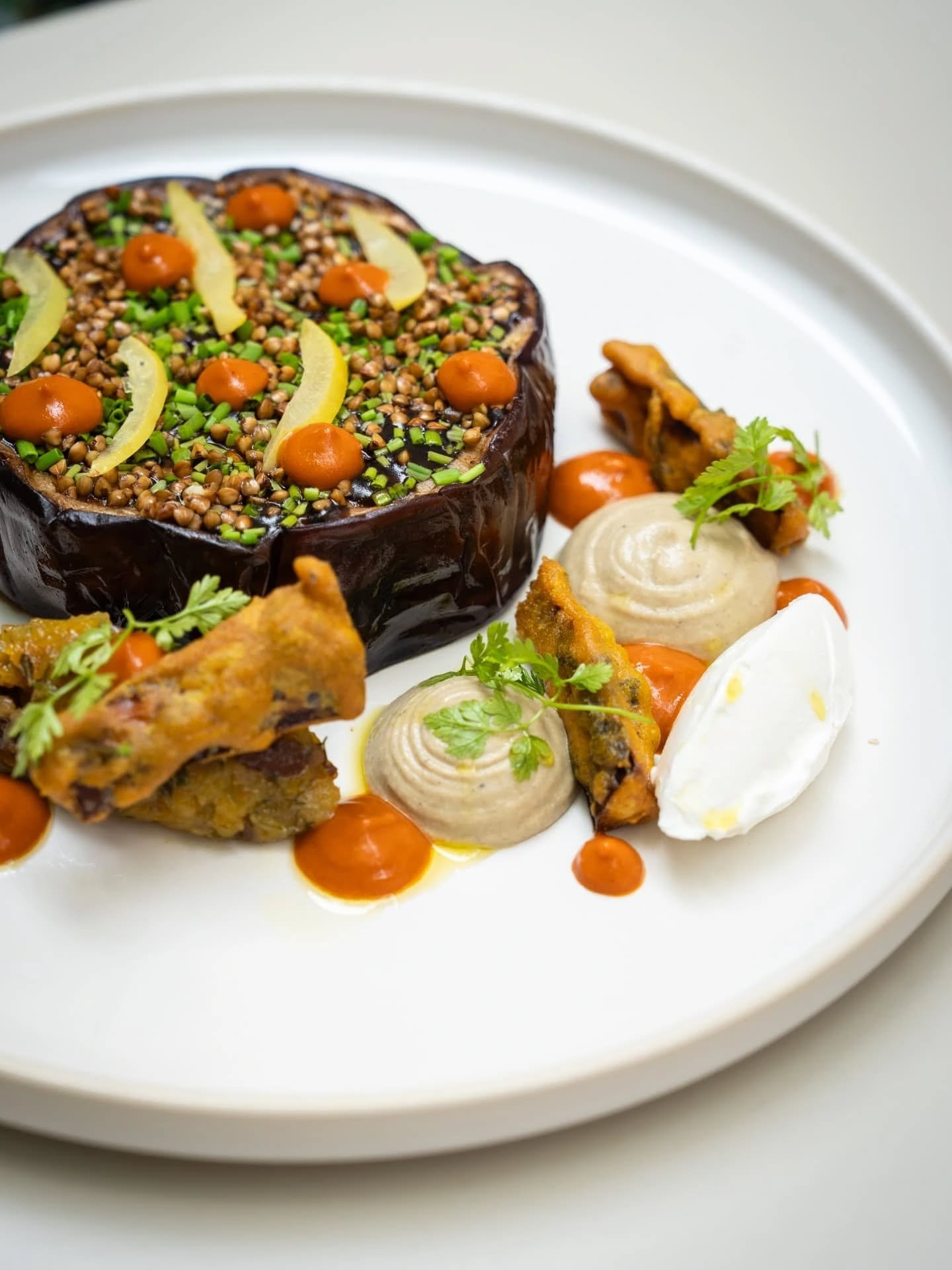 Aubergine fondante / Pilpelchuma / Condiment abricot / Fromage frais 🌱

Il reste quelques services avant la fermeture estivale pour profiter de notre petite terrasse ombrag&eacute;e 🪴

📸 @justine.nerini