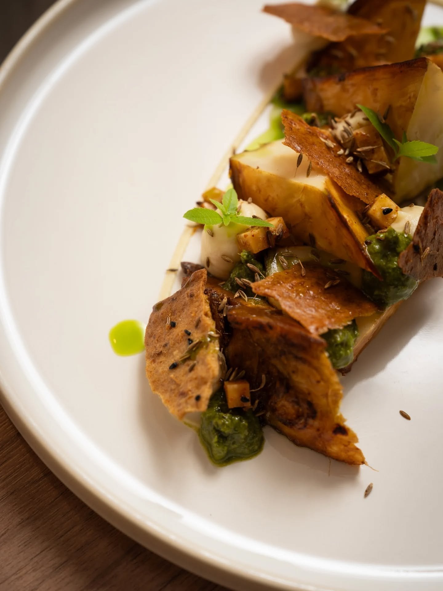 Le plat v&eacute;g&eacute;tarien du D&icirc;ner 🌱 C&eacute;l&eacute;ri rave / Panch Phoron / &Eacute;pinards croustillants / Chutney aux herbes 🌿

📸 @justine.nerini