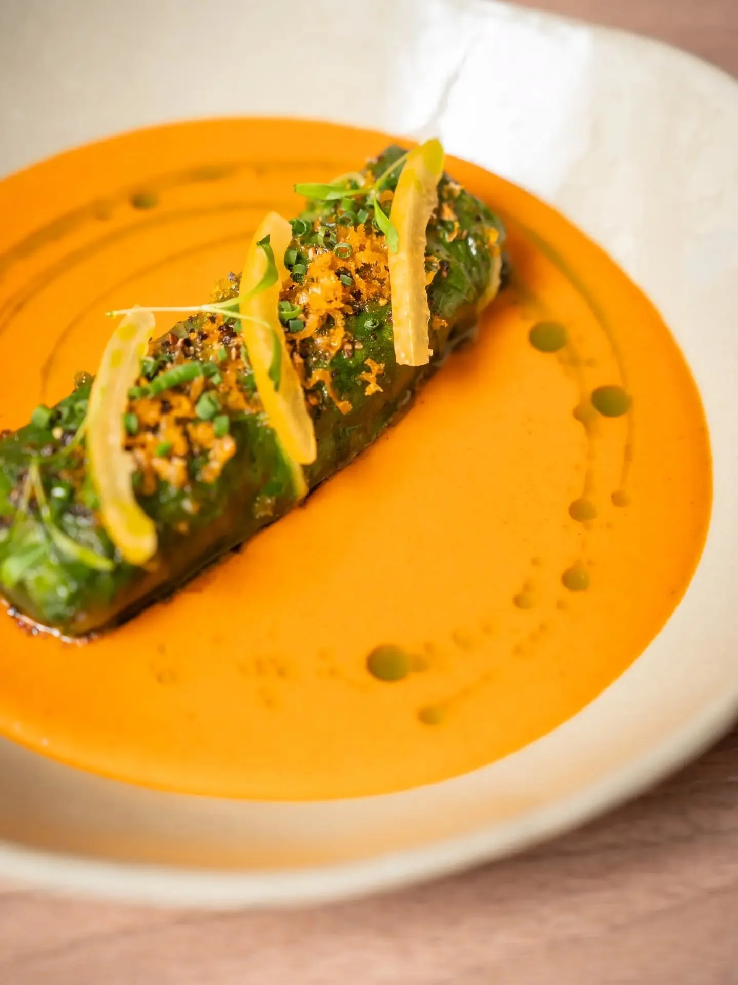 Entr&eacute;e d&icirc;ner : Saint-Jacques / Blette / Sauce Makhani corail / Poivre au citron 🍋

📸 @justine.nerini

#michelinguide #bibgourmand #lyonfoodies