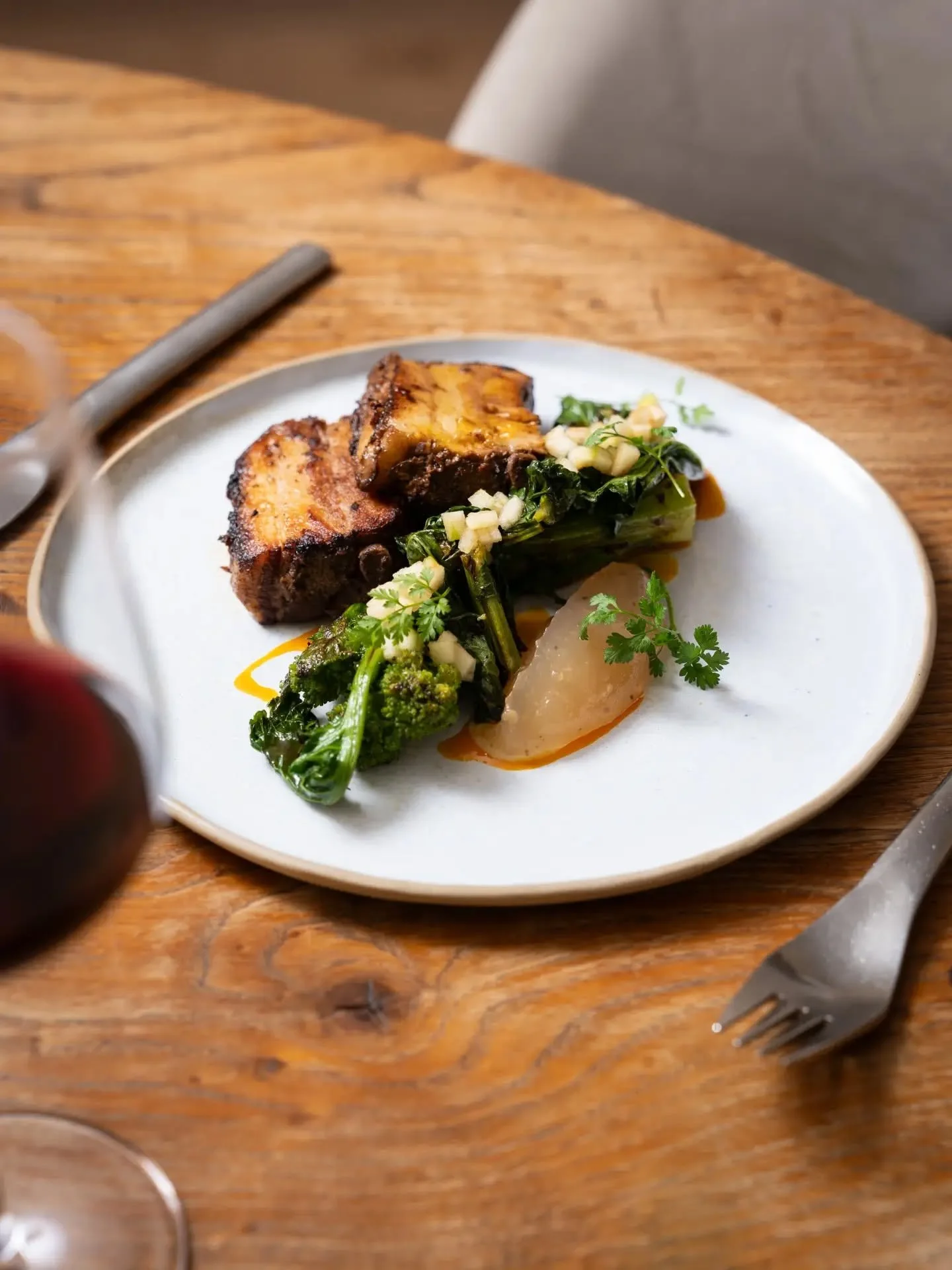 Au d&eacute;jeuner : Poitrine de porc confite / Cima di rapa / Birria / Jus r&eacute;duit 🥦

📸 @justine.nerini

#bibgourmand #michelinguide #lyonfoodies