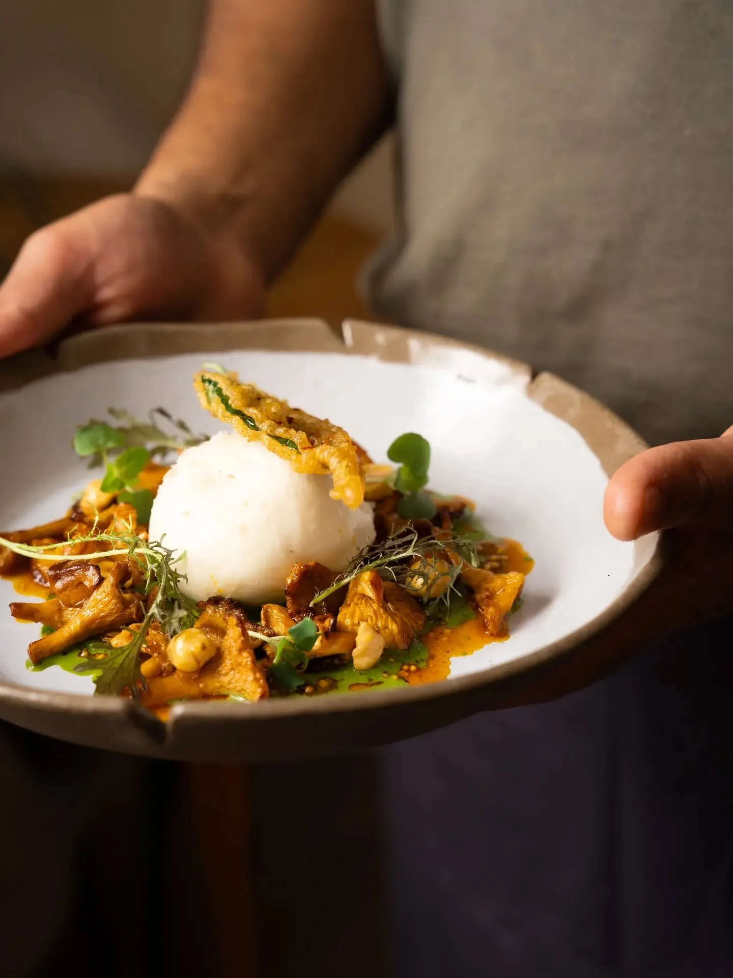 Girolles / Burrata fum&eacute;e / Feuilles de moutarde / Noisette 🍄&zwj;🟫🌿

📸 @justine.nerini
