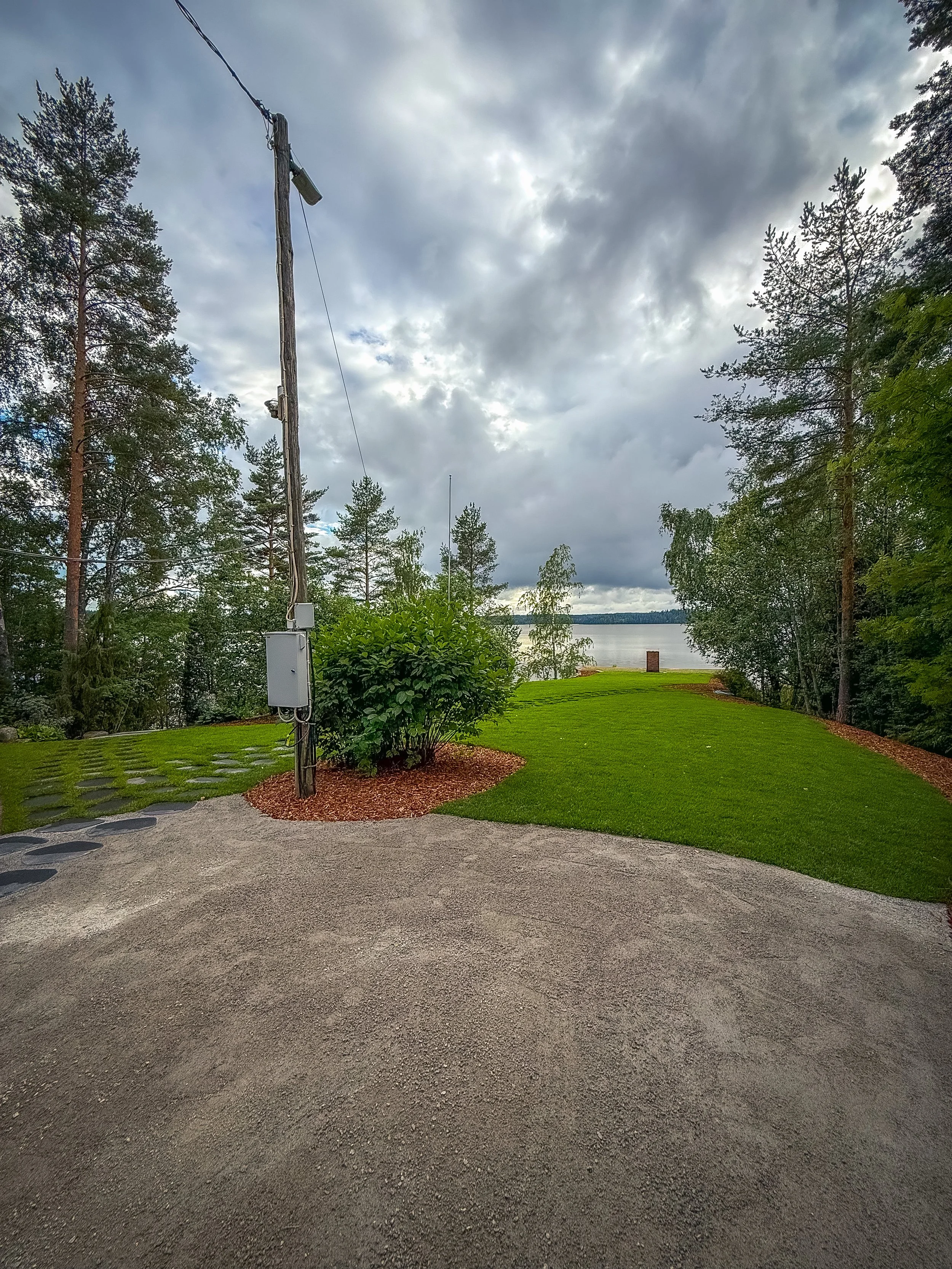 Murskepintainen piha sulautuu ympäristöön