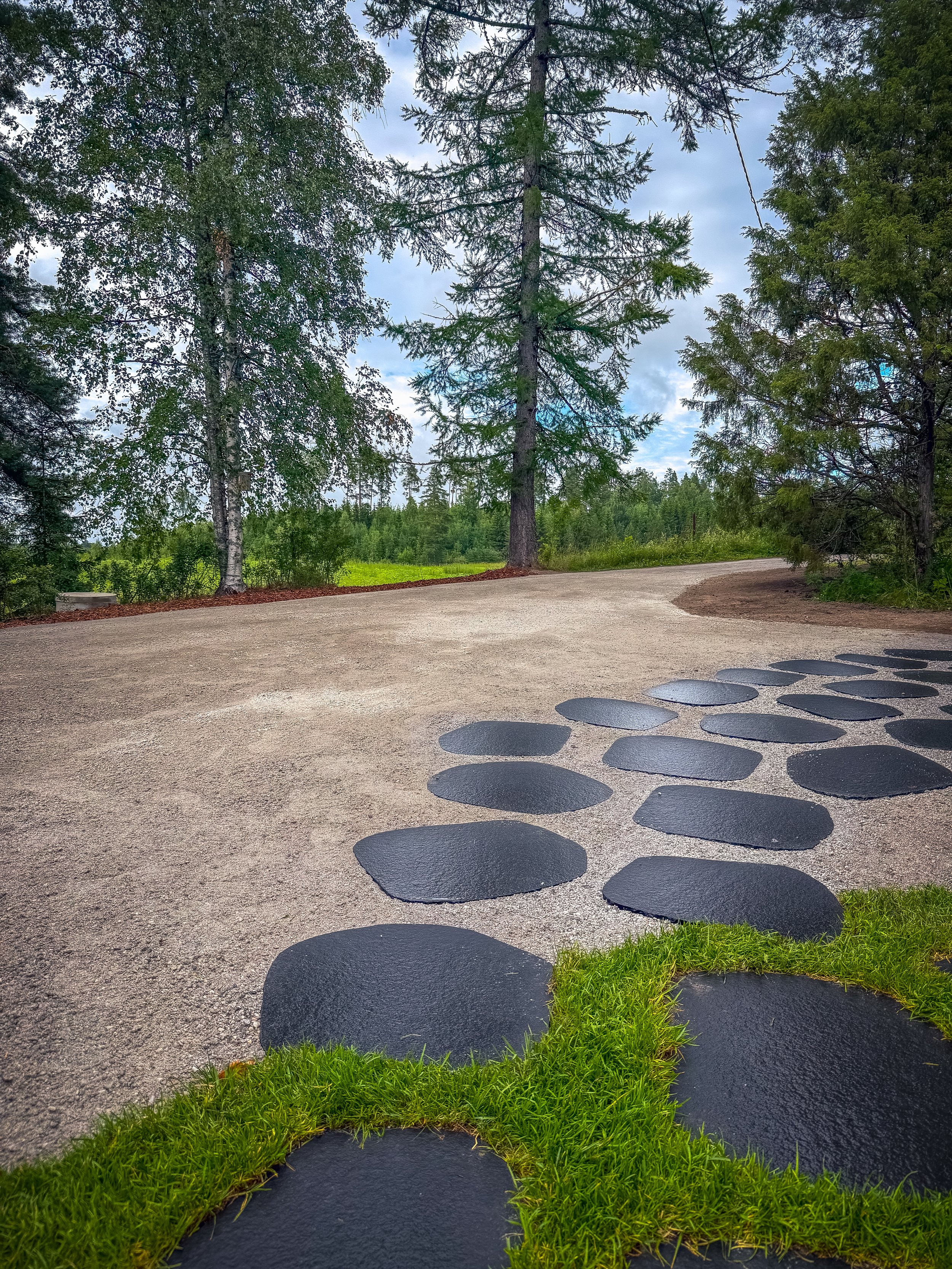 Graniittiset luonnonkivet yhdistyvät saumamateriaalien vaihtuessa toisiinsa