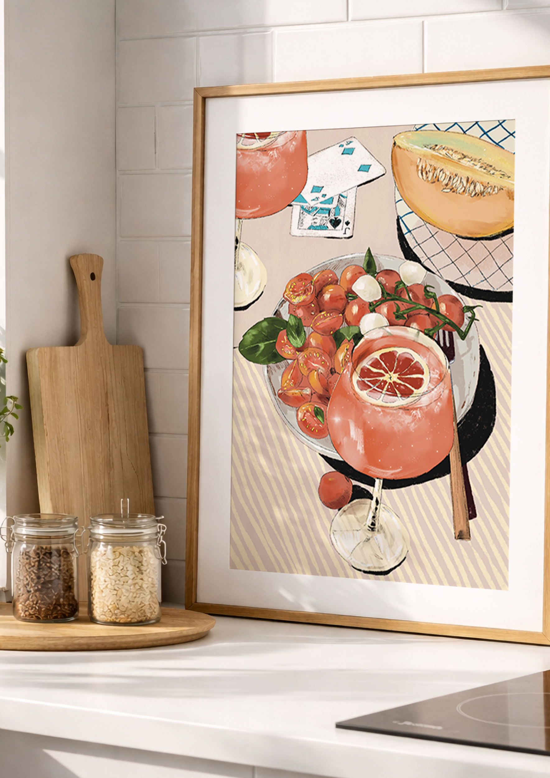 Une peinture représentant des fruits, comme des tomates, une moitié de fruit jaune, et un verre avec une boisson rose. La peinture est encadrée, appuyée contre un mur blanc.