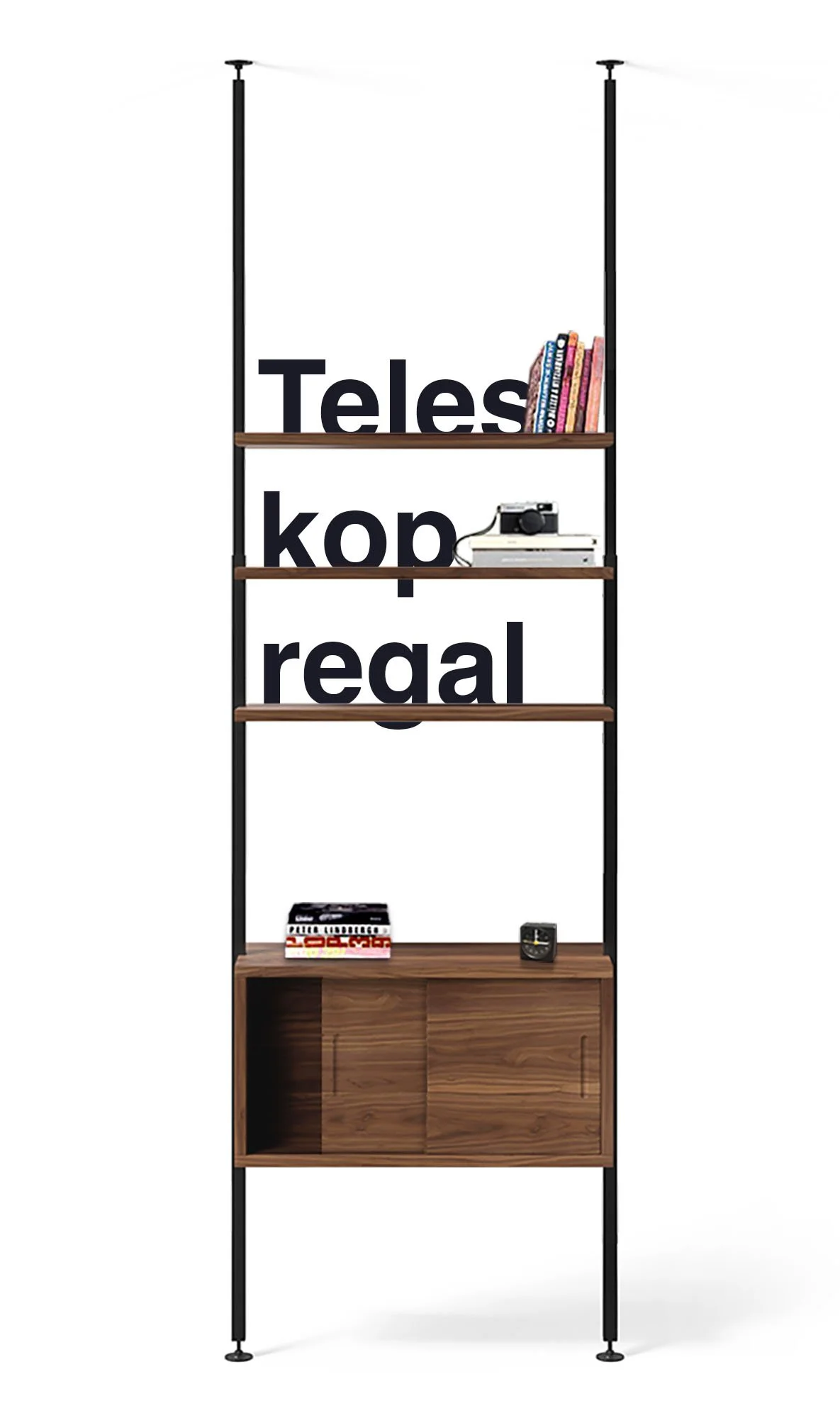 Johann's Teleskopregal, auf dem Bücher, eine Kamera, einen Wecker und einen Stapel von Zeitschriften stehen, mit großen schwarzen Buchstaben im Hintergrund, die die Wörter 'Teleskopregal' bilden.