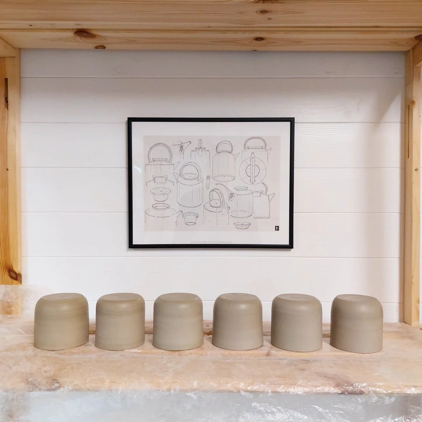 I've recently incorporated a laser level into my throwing after seeing it in an @oldforgecreations video and it's made such a difference to the consistency of my pieces. These mugs are trimmed and waiting for handles, to be made using Old Forge extru