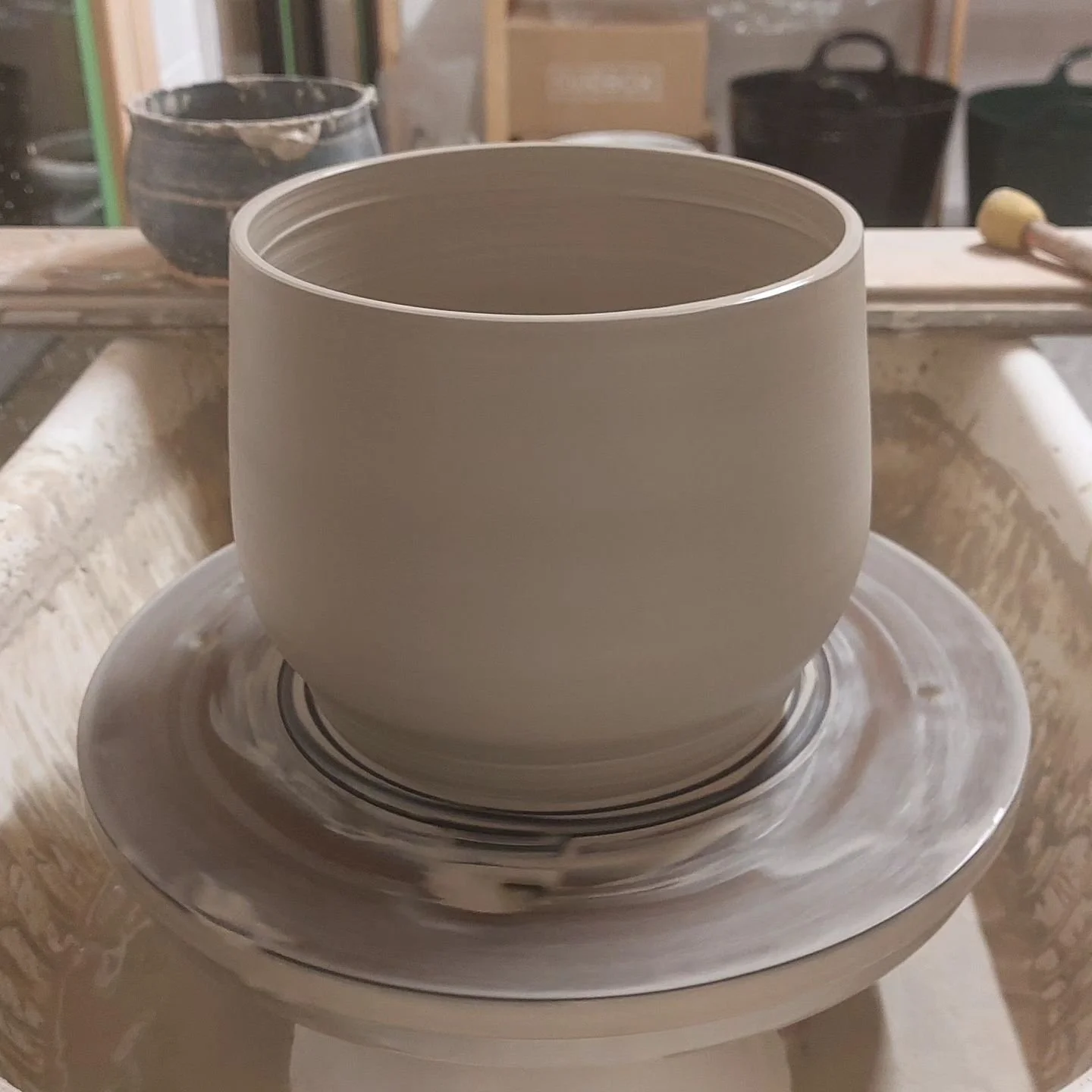 Procrastinated hard this evening so only had time to throw one thing. Slammed down 2.5kg of clay and this chonky plant pot came out to say hello. 👋

#pottery #clay