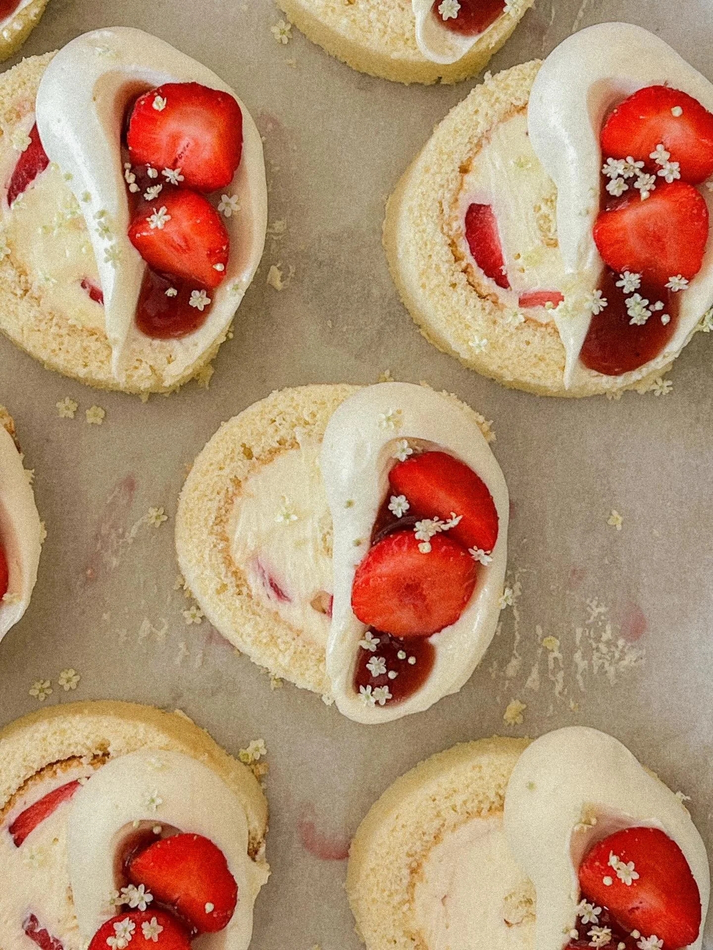 Jordb&aelig;rkage med hvid chokolade ganache og hyldeblomst 🍓
#mirabellecph