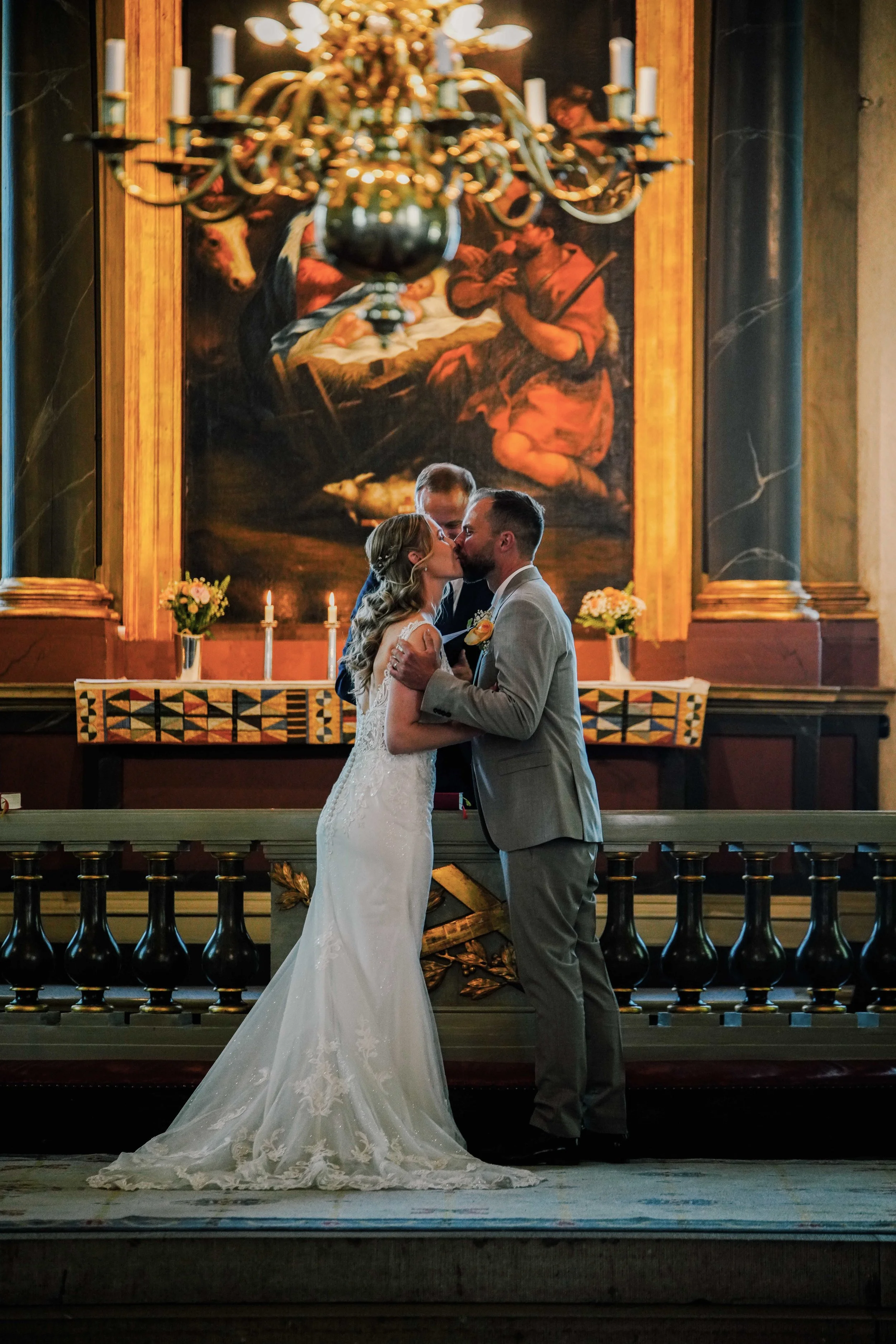 Johanna och Stefan tillsammans i kyrkan på sin bröllopsdag